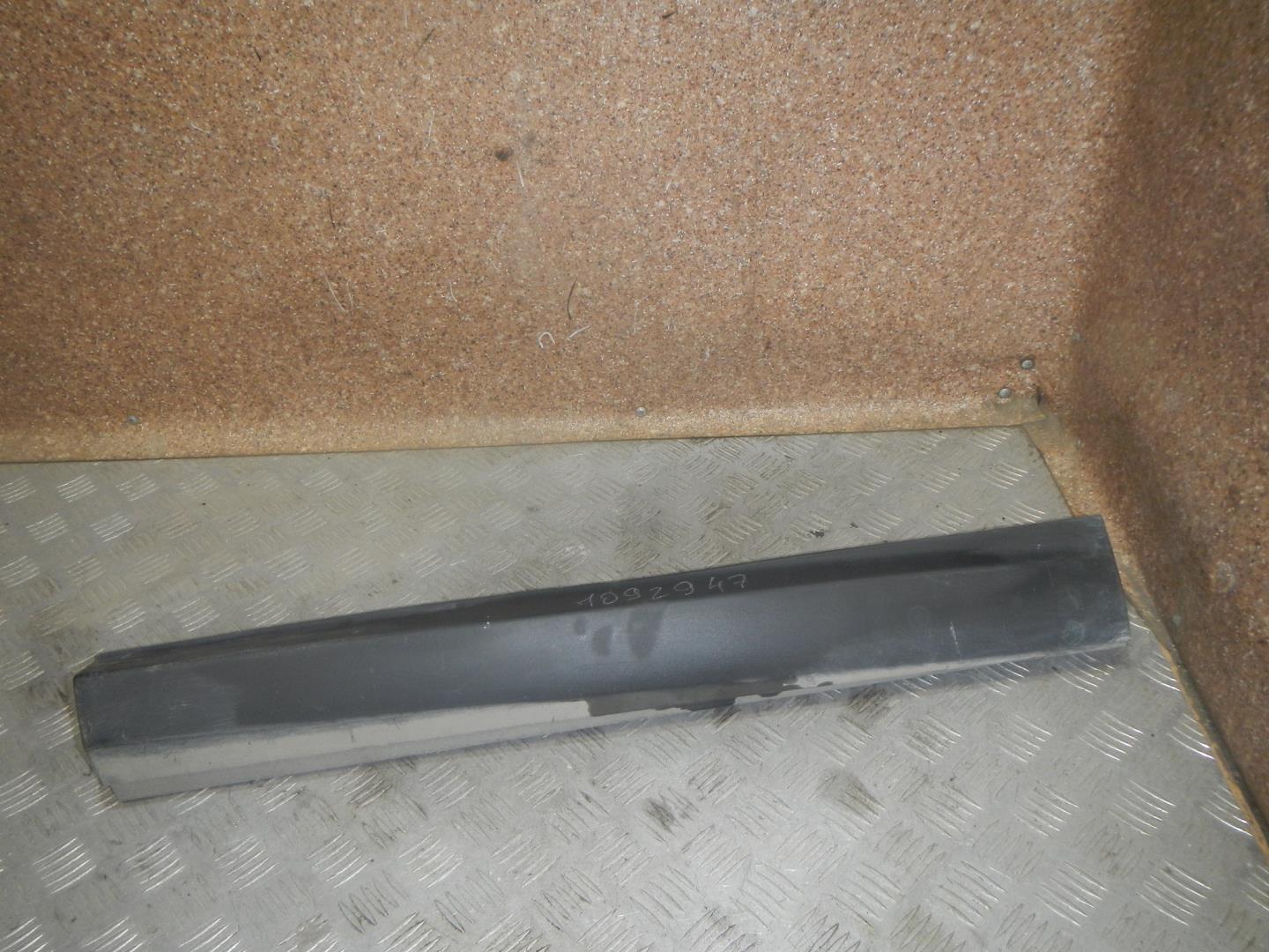 Молдинг задней левой двери