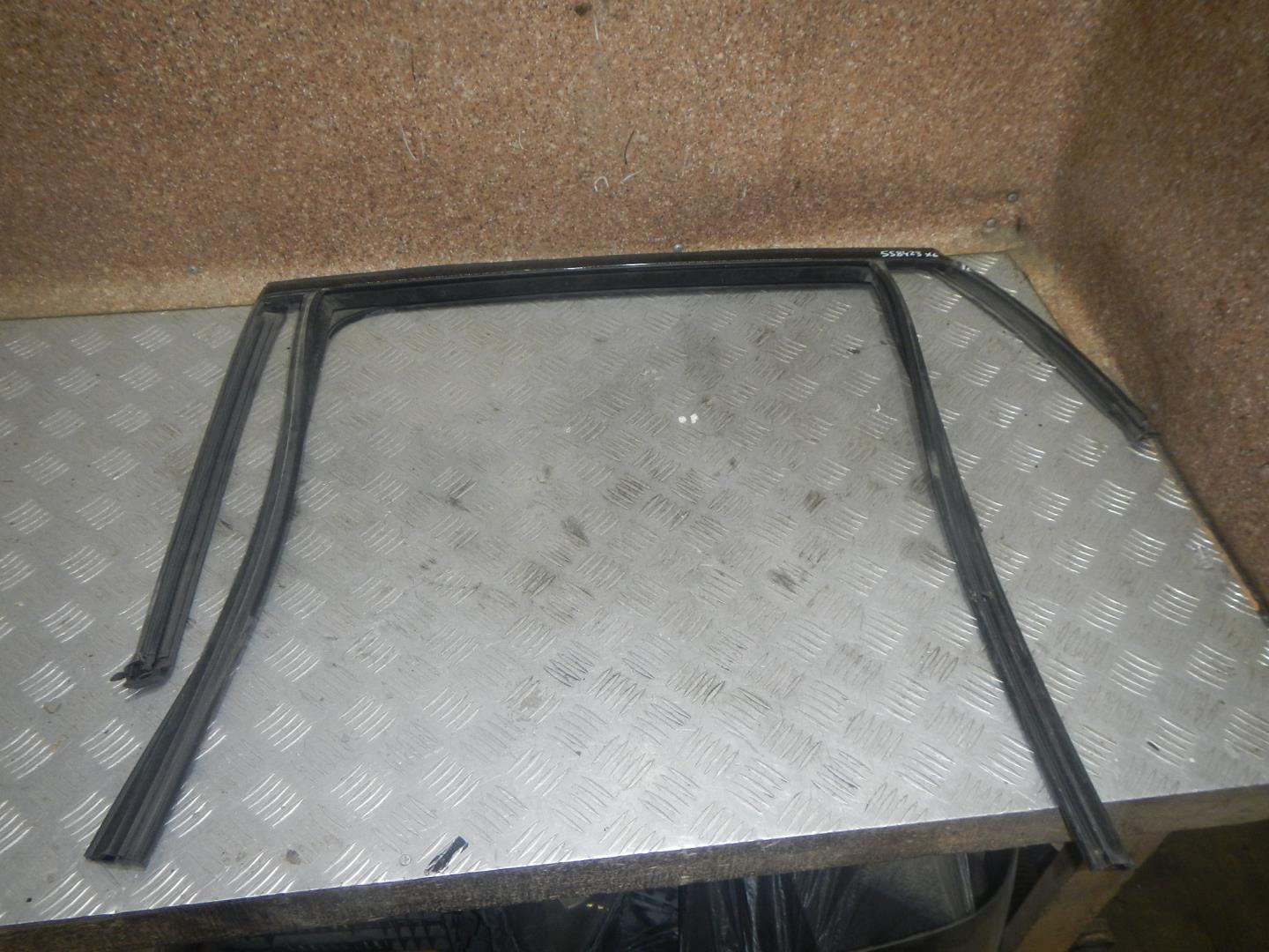 Уплотнитель стекла двери