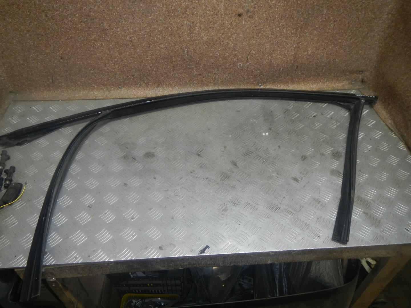 Уплотнитель стекла двери