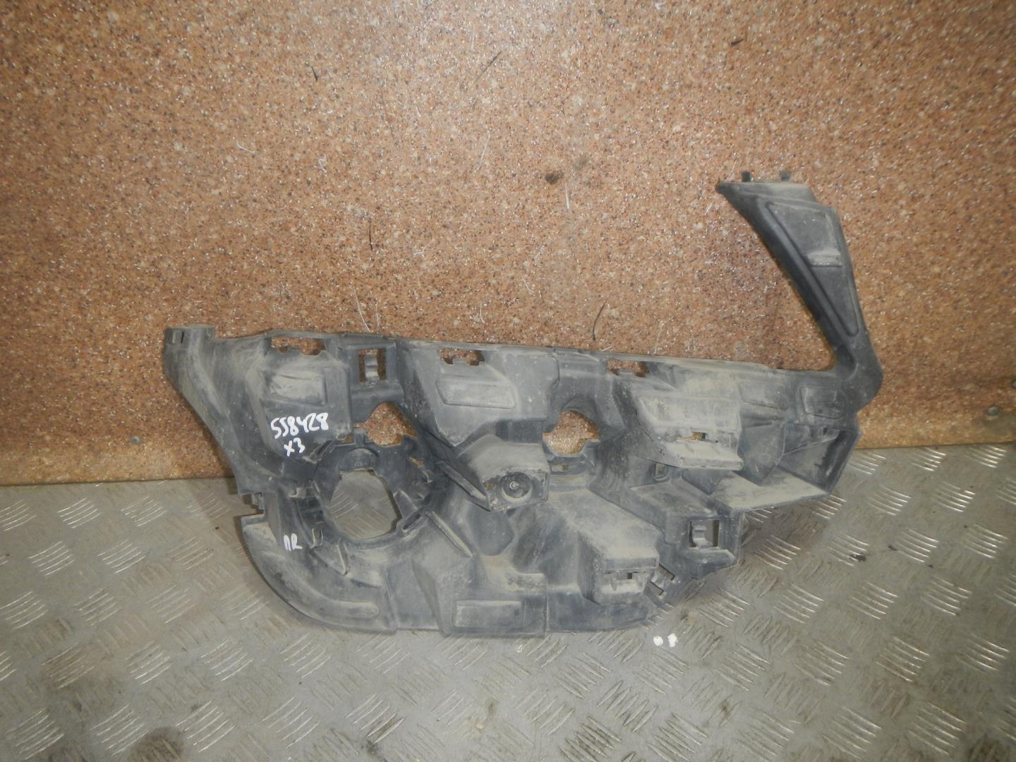 Кронштейн переднего бампера правый