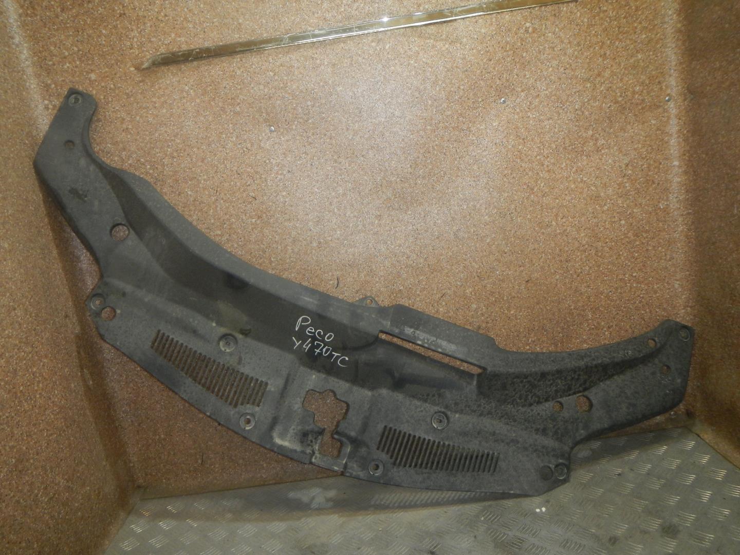 Кожух замка капота