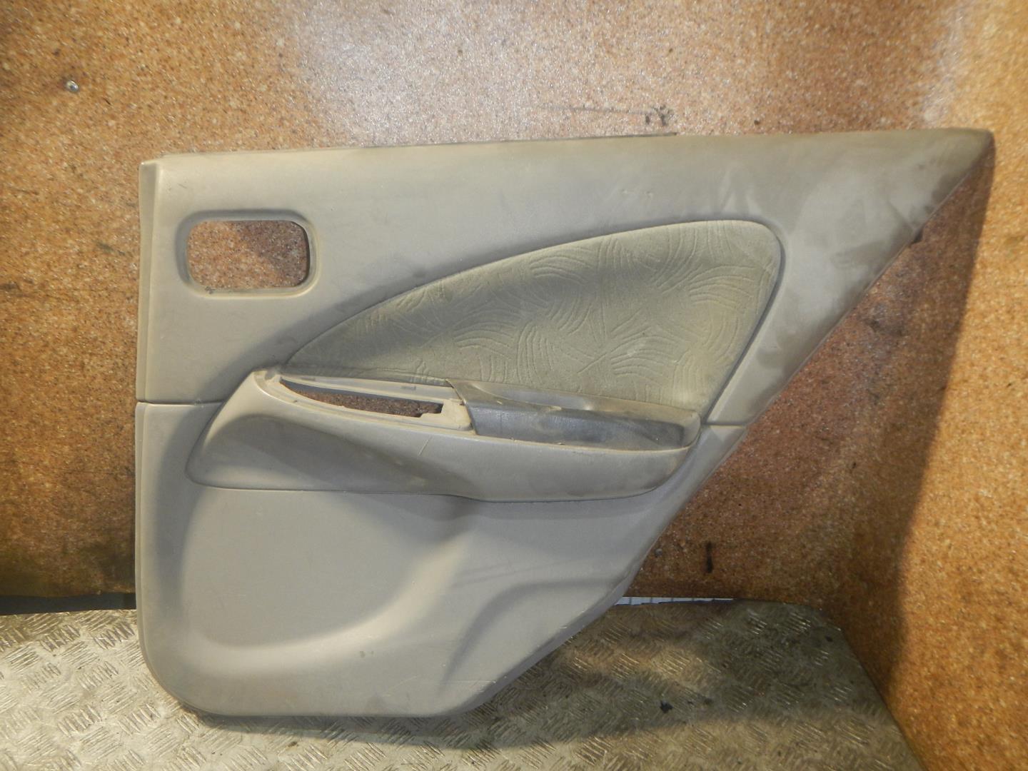 Обшивка двери задней правой