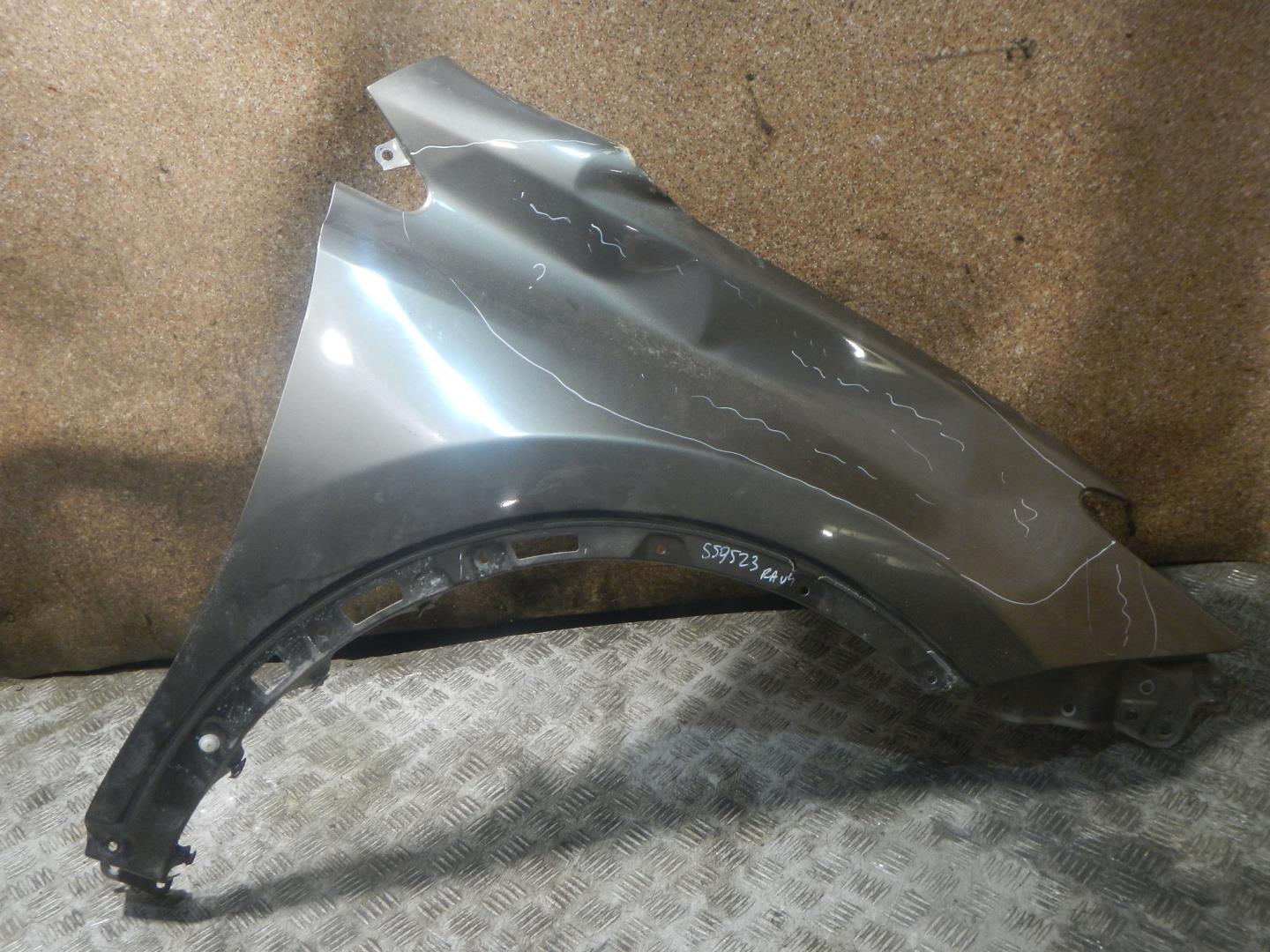 Крыло переднее правое