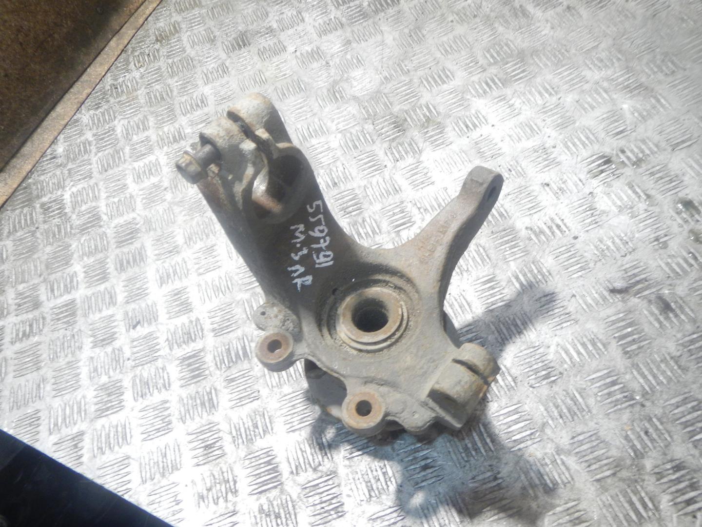 Кулак поворотный передний правый