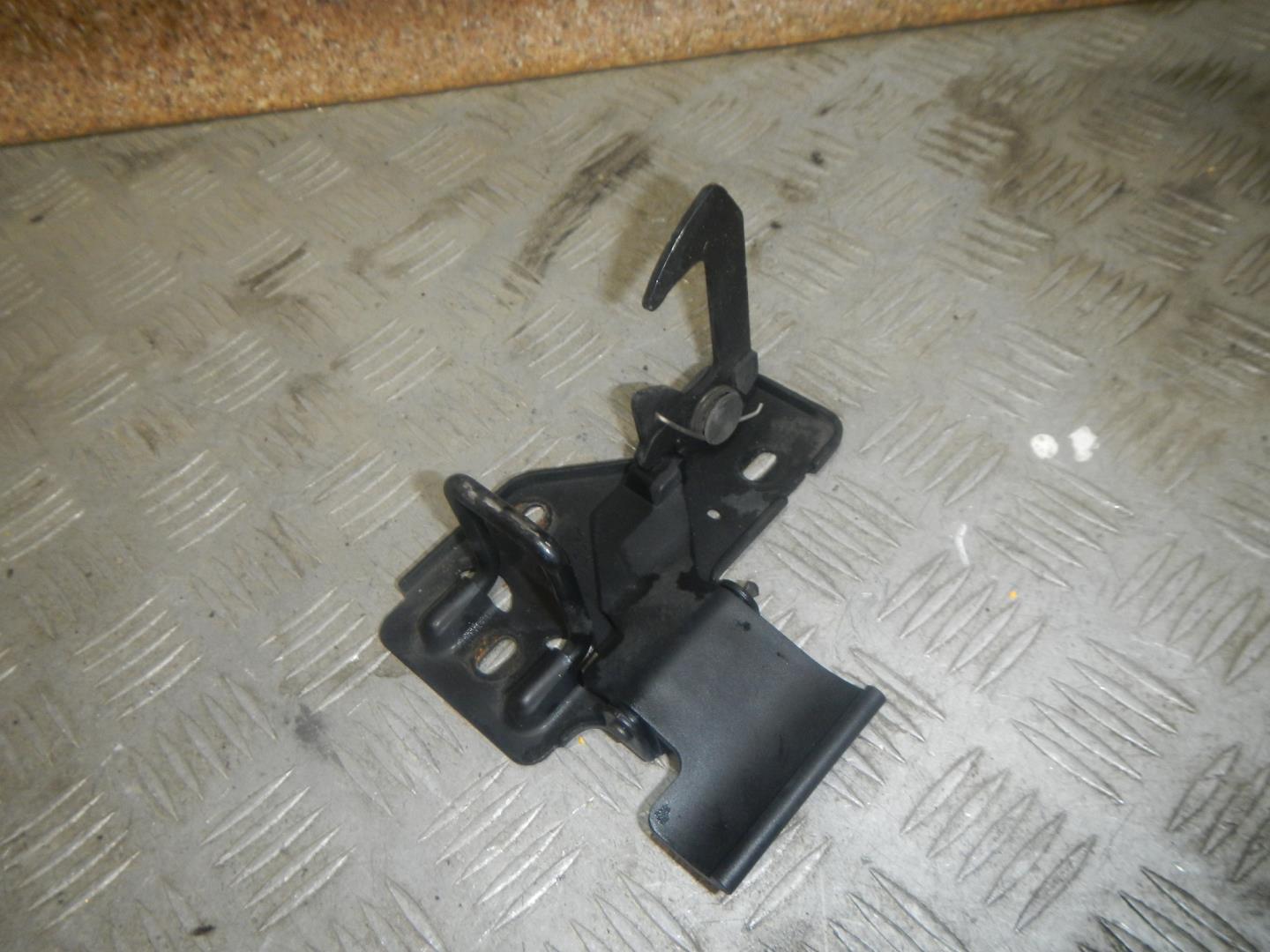 Крючок капота