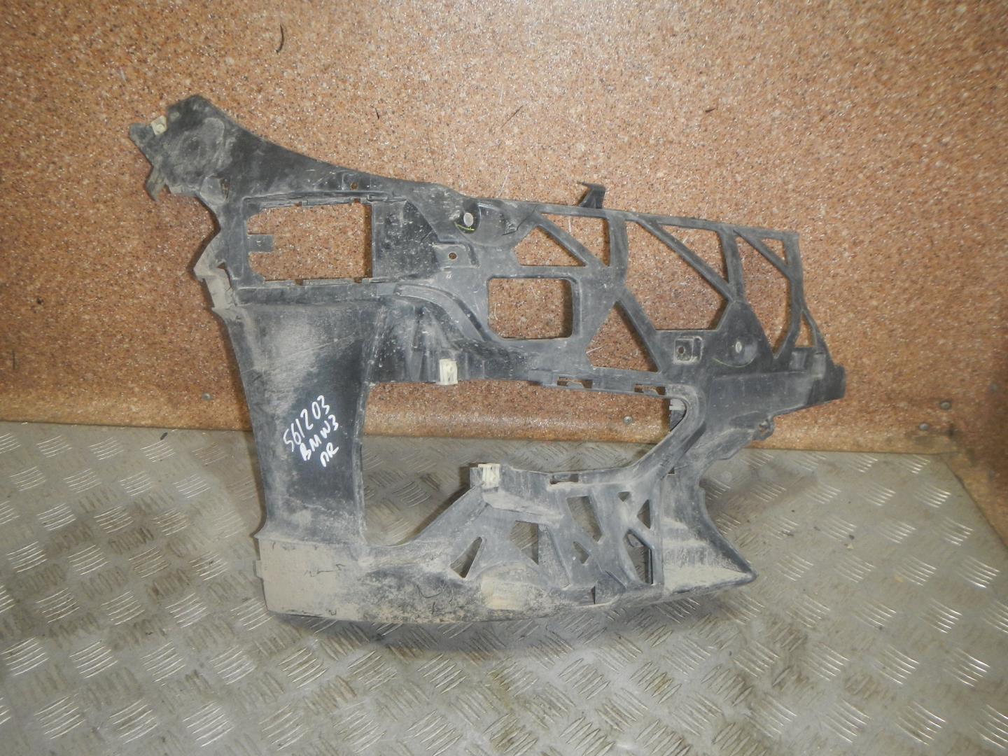 Кронштейн переднего бампера правый