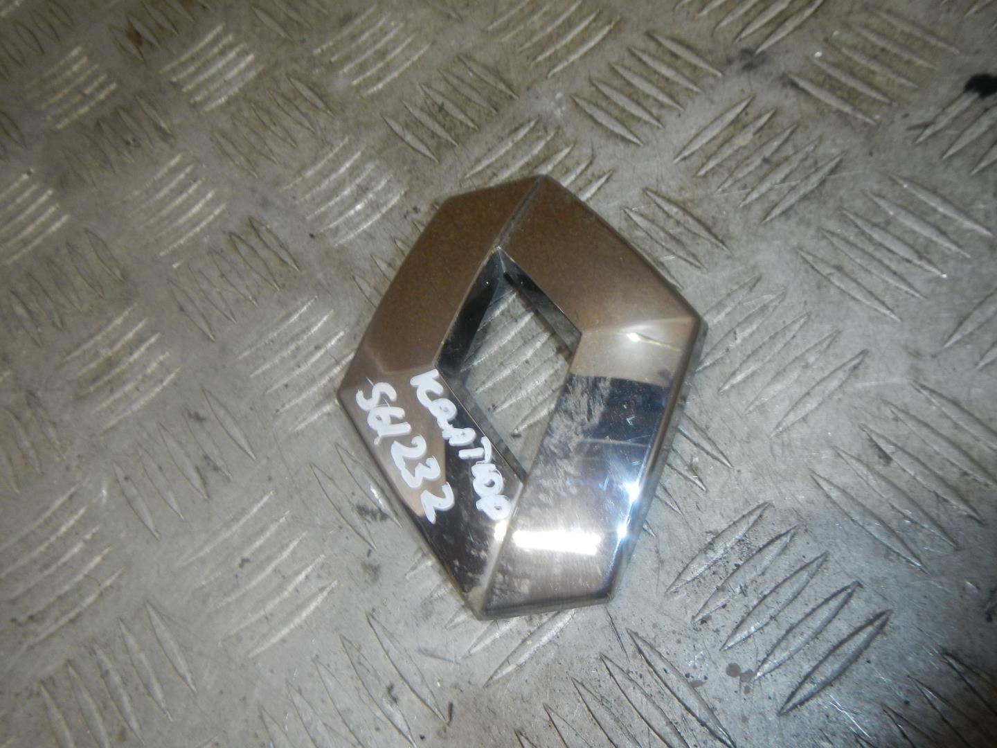 Эмблема на крышку багажника