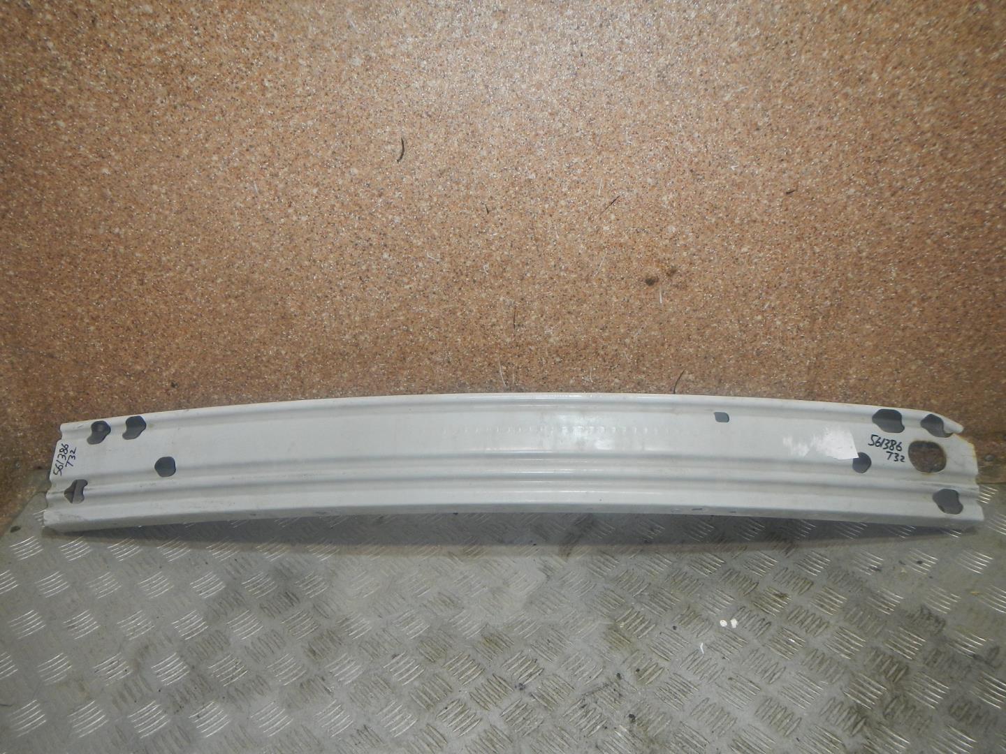 Усилитель переднего бампера