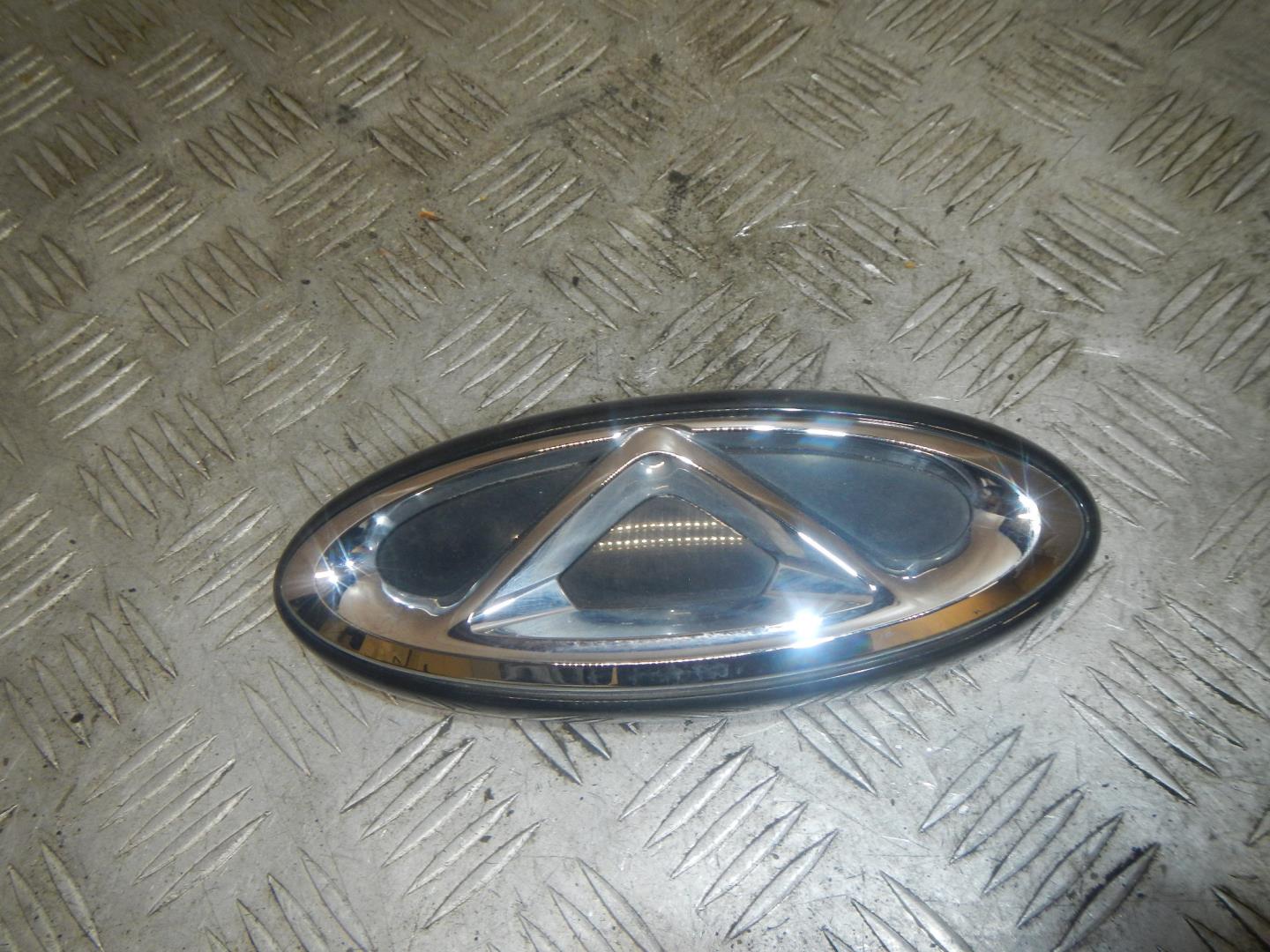 Эмблема на крышку багажника