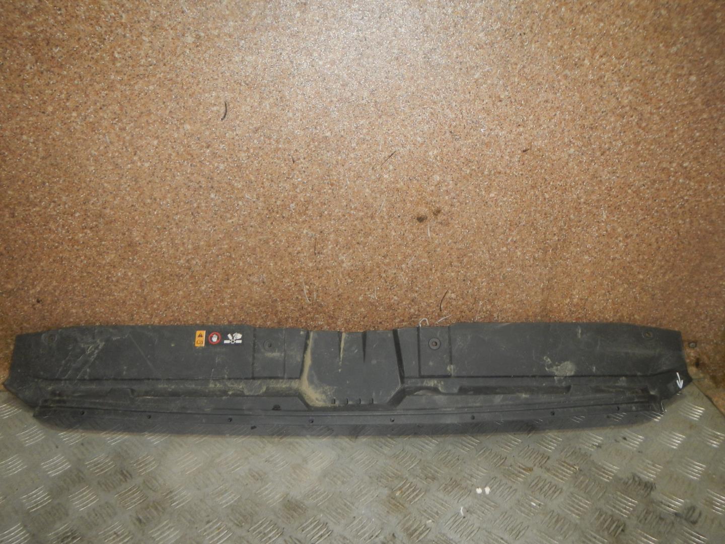 Кожух замка капота