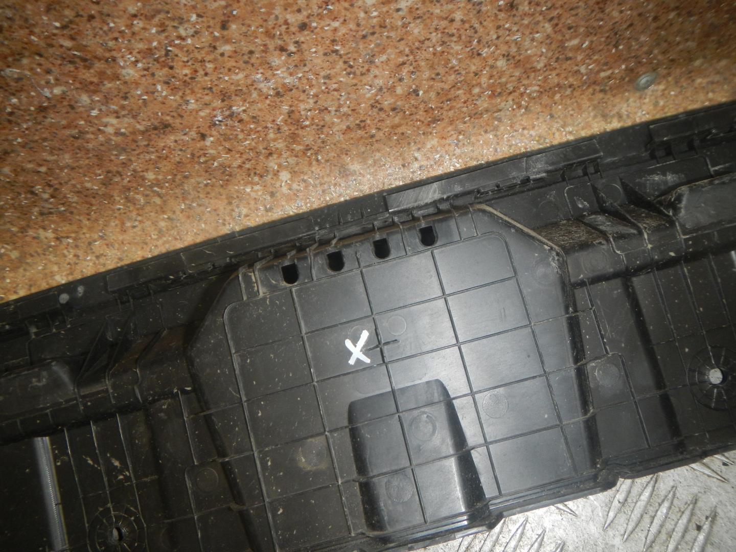 Кожух замка капота