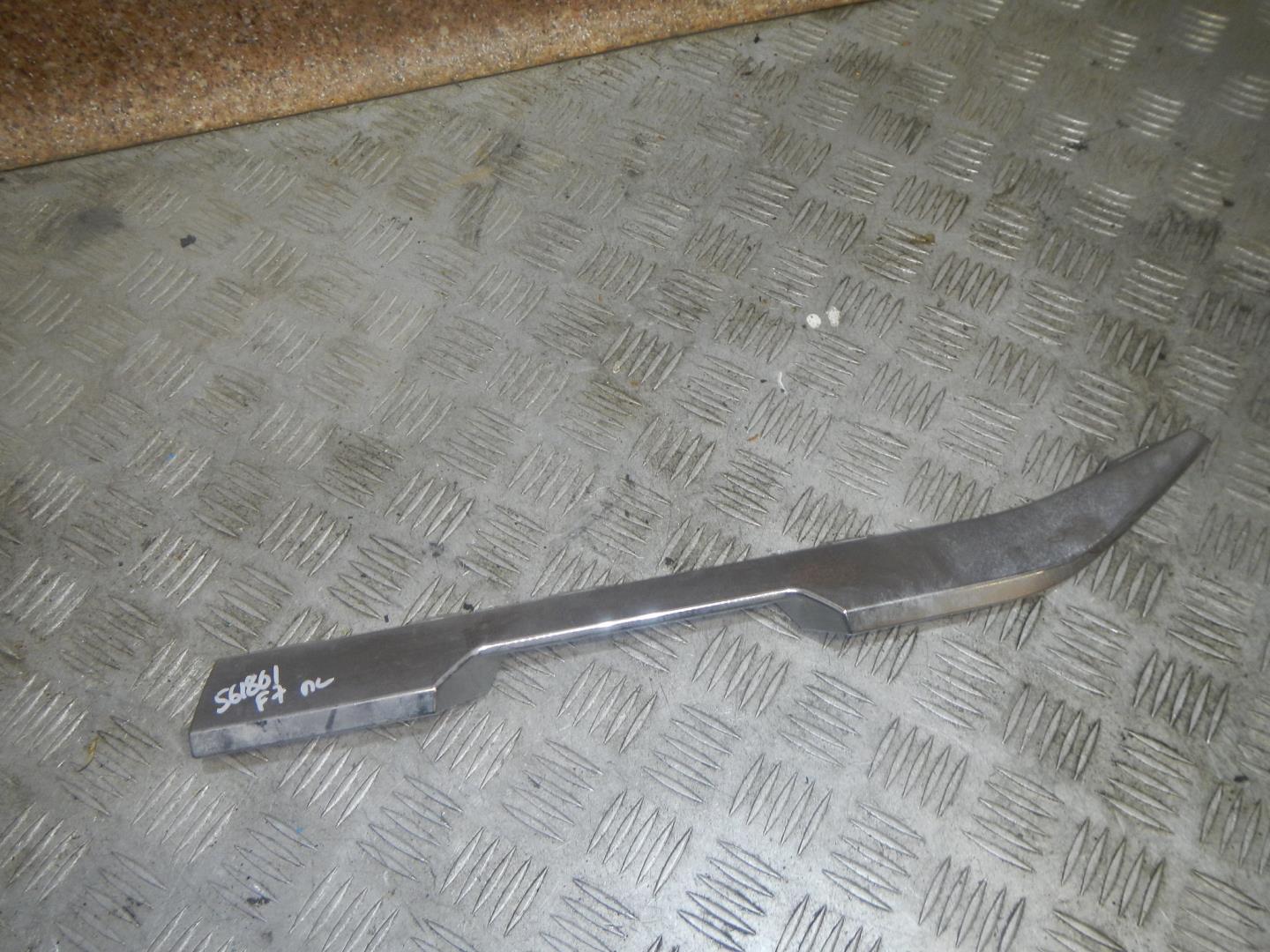 Молдинг переднего бампера левый