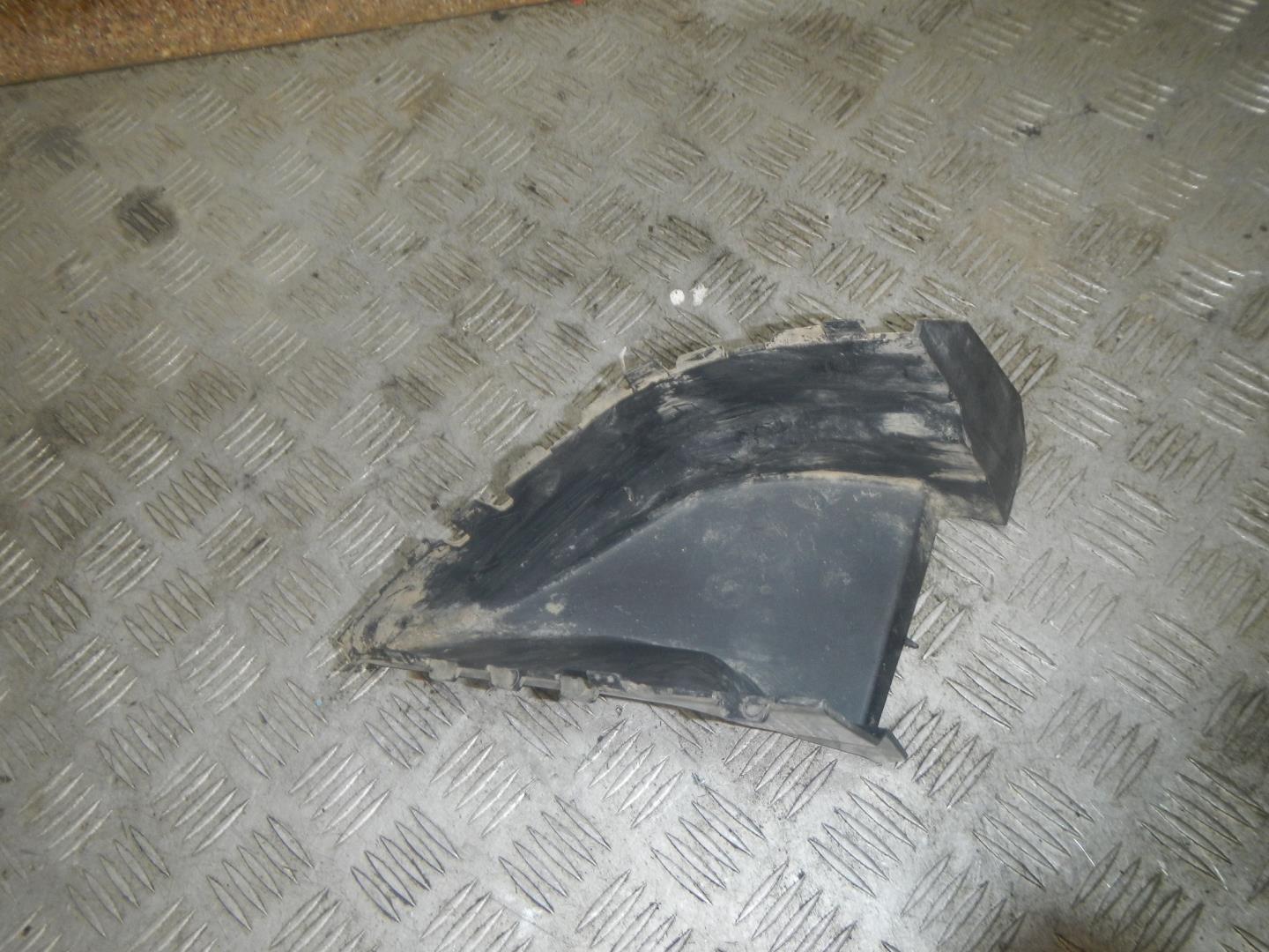 Воздуховод радиатора левый