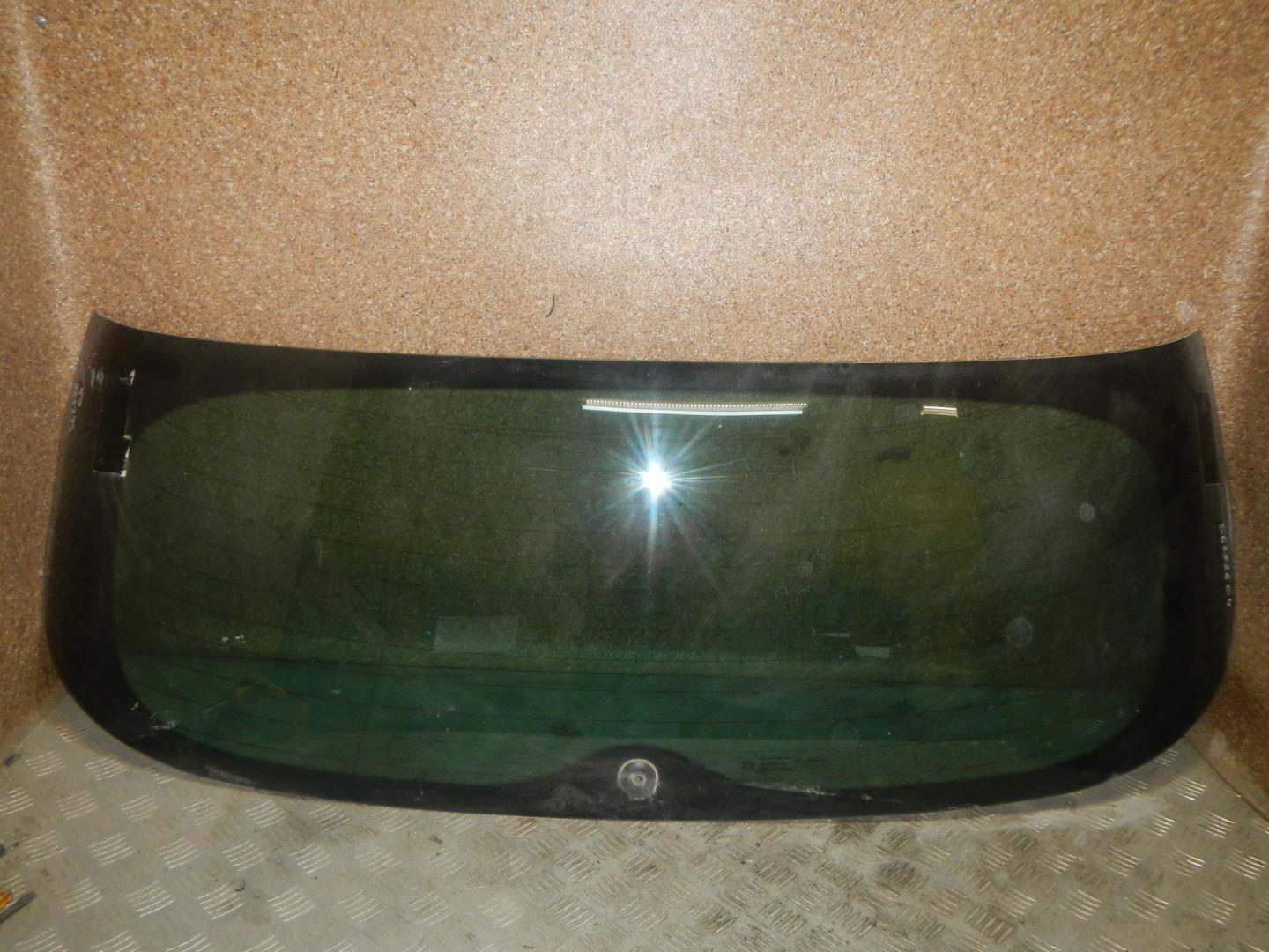 Стекло двери багажника