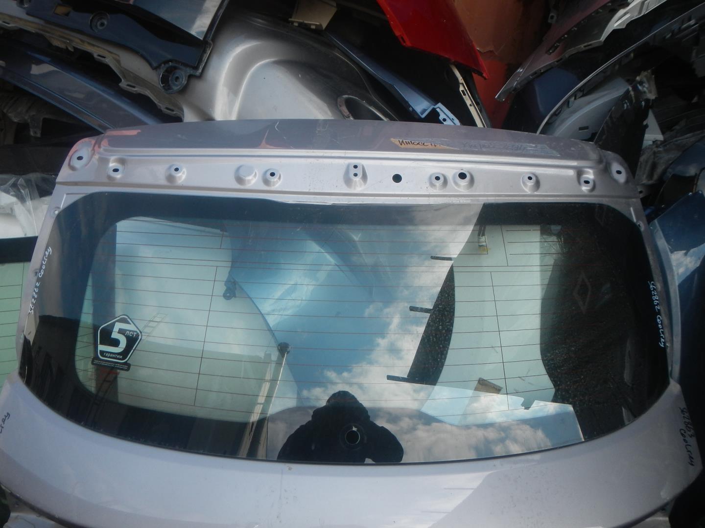 Стекло двери багажника