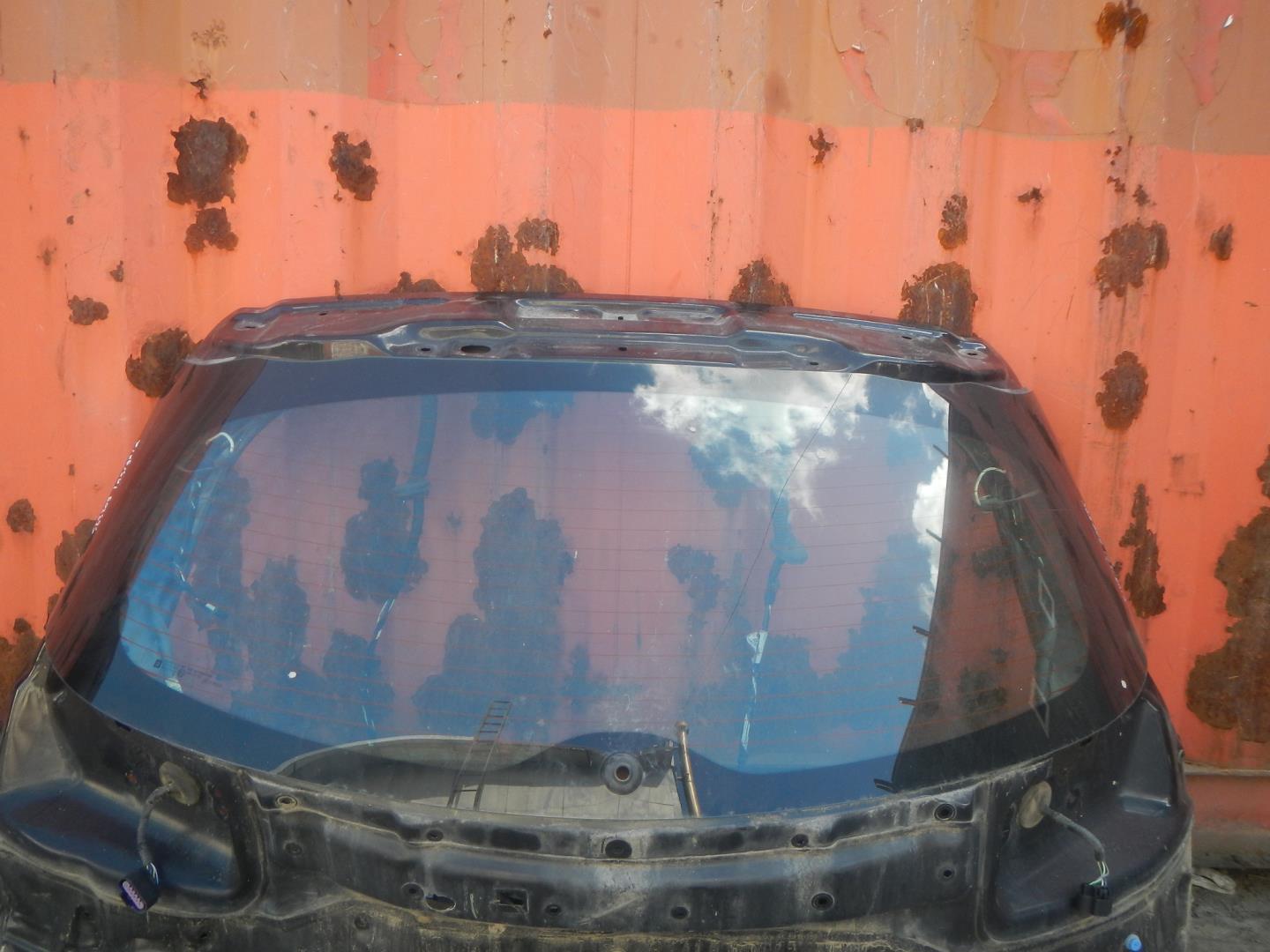 Стекло двери багажника