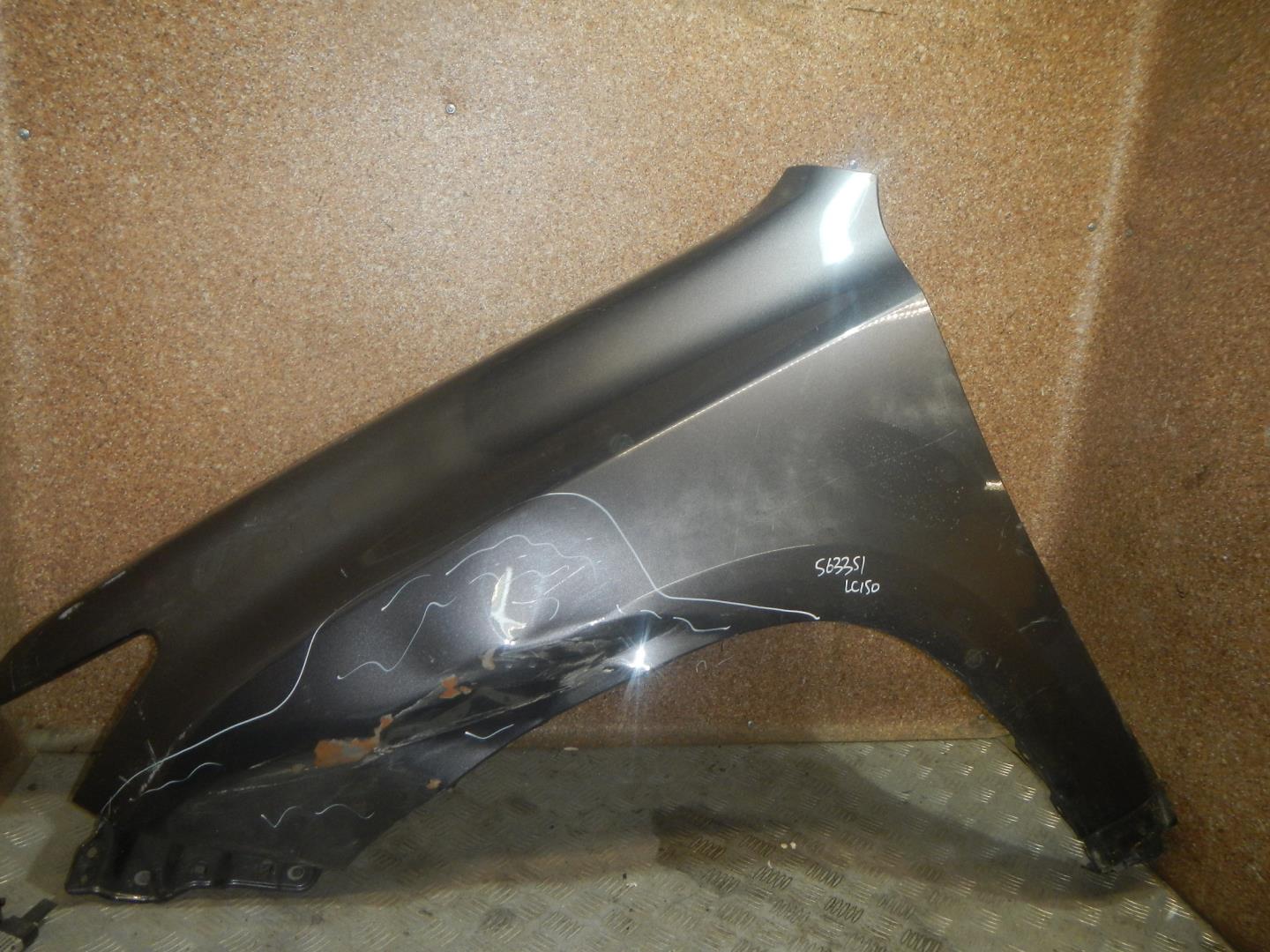 Крыло переднее левое