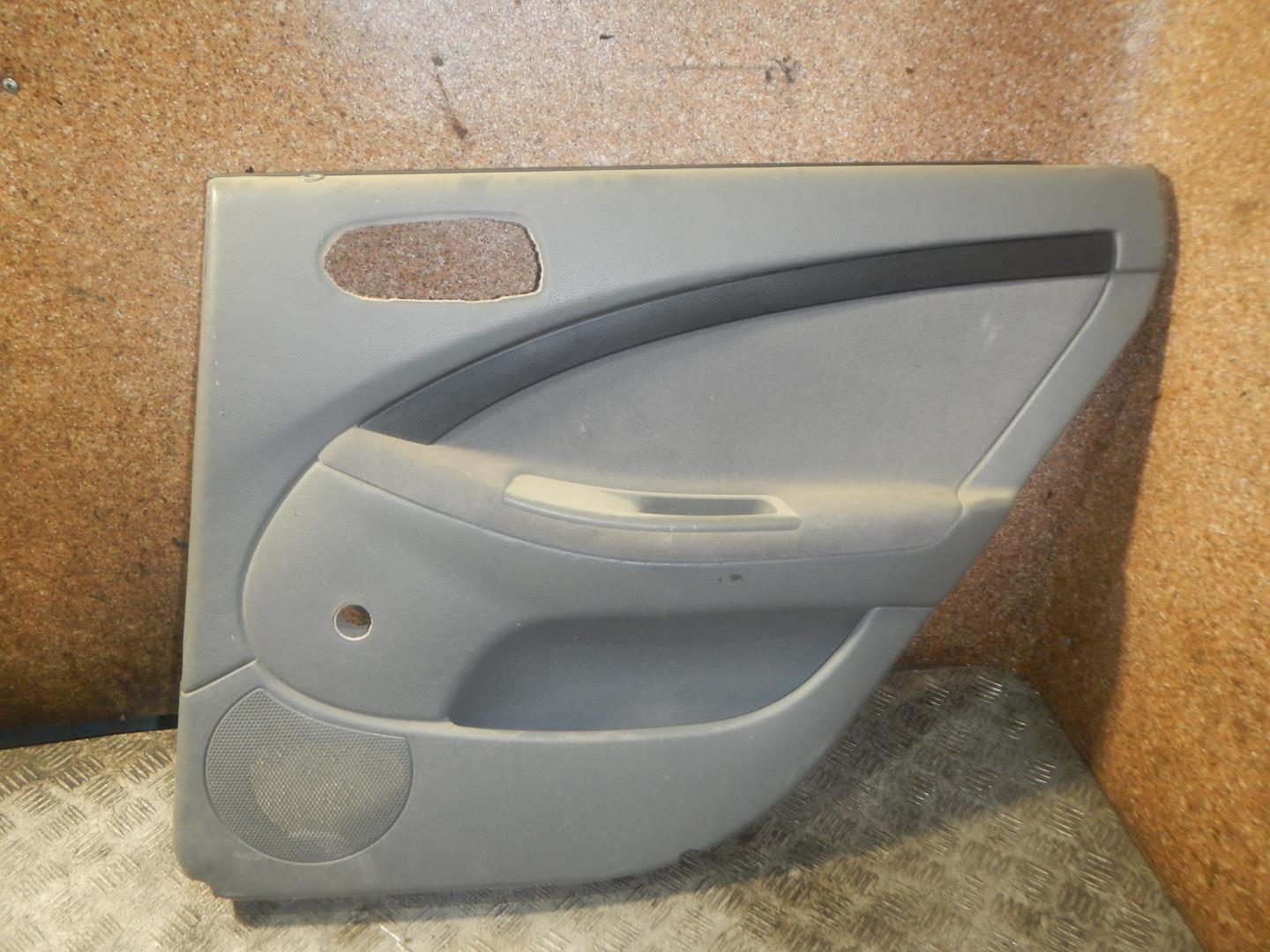 Обшивка двери задней правой