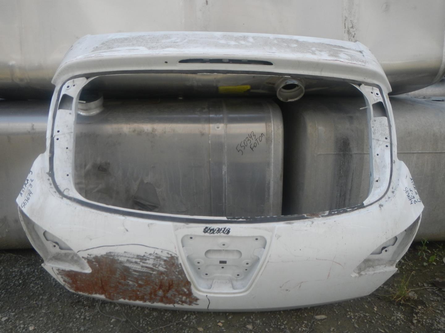 Дверь багажника