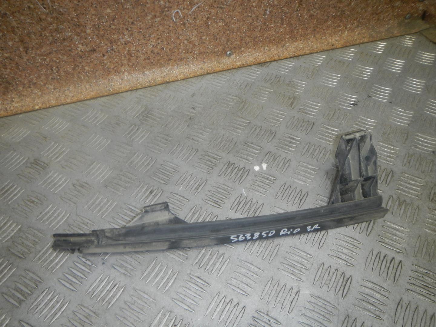 Направляющая стекла двери