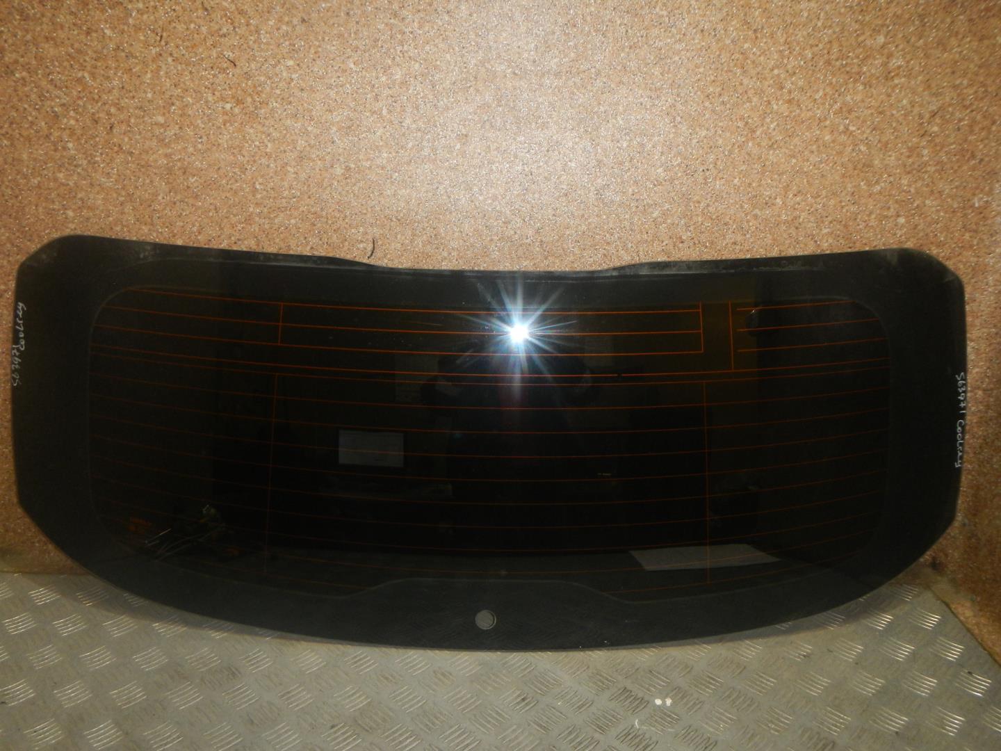 Стекло двери багажника