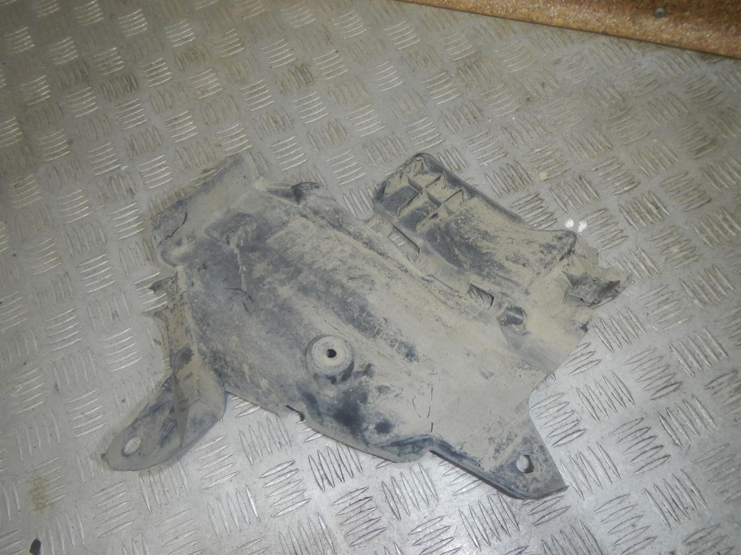 Пыльник двигателя боковой левый