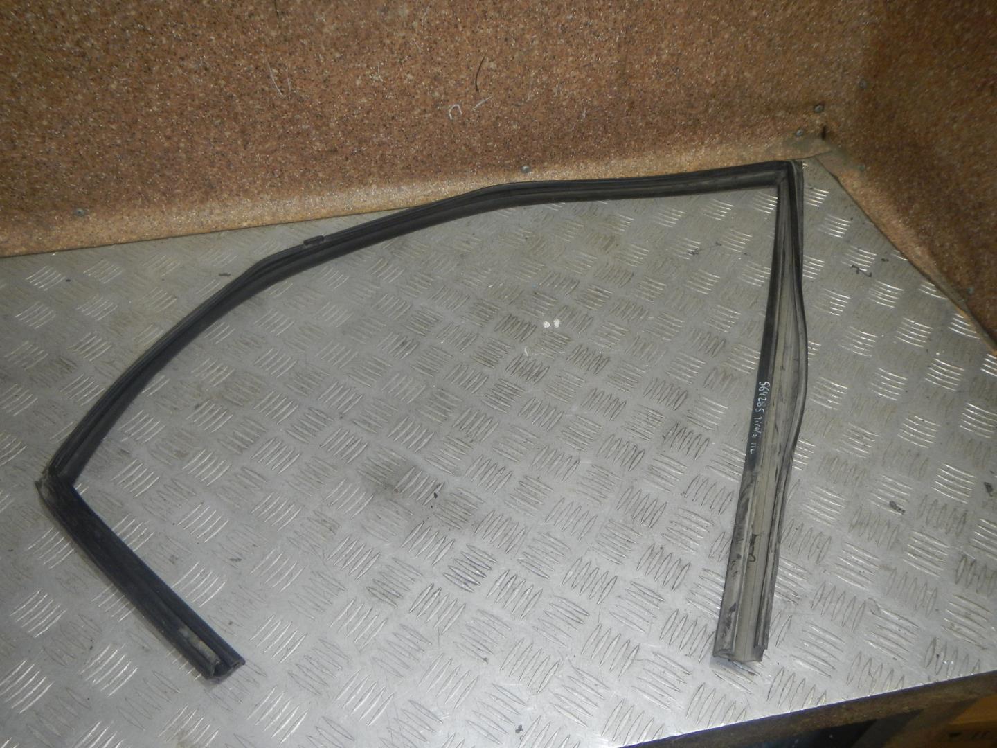 Уплотнитель стекла двери