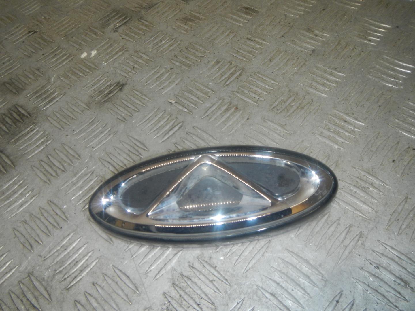 Эмблема на крышку багажника