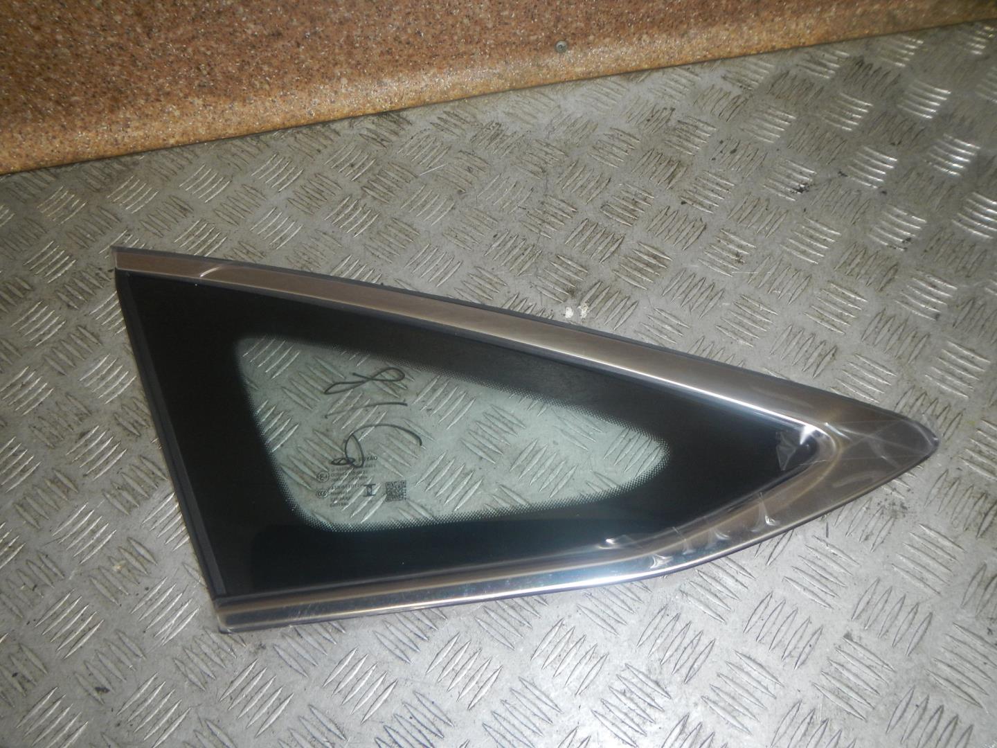 Стекло кузовное глухое левое