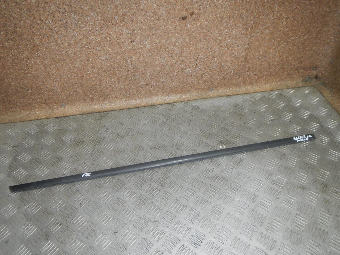 Накладка стекла переднего правого