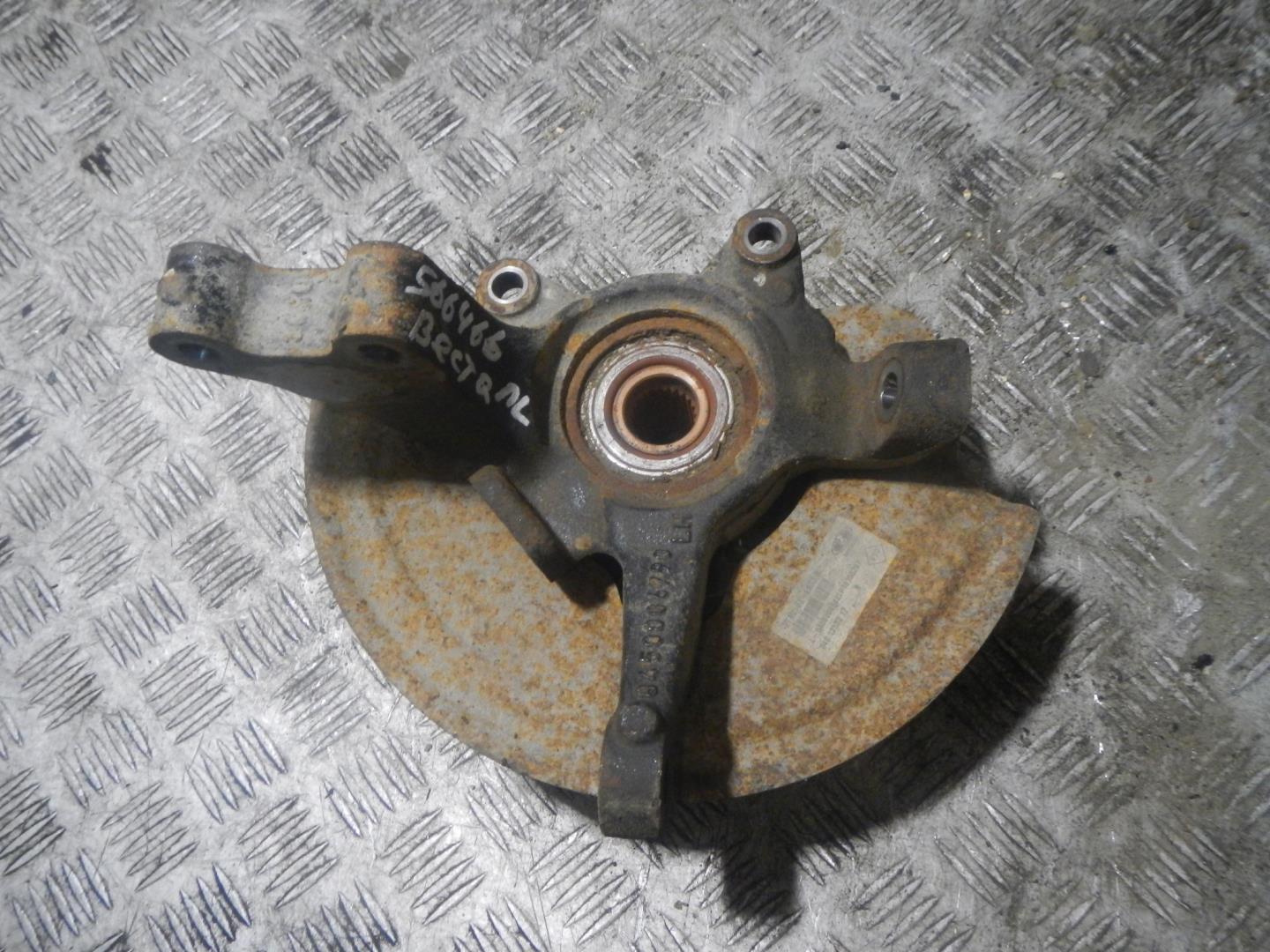 Кулак поворотный передний левый