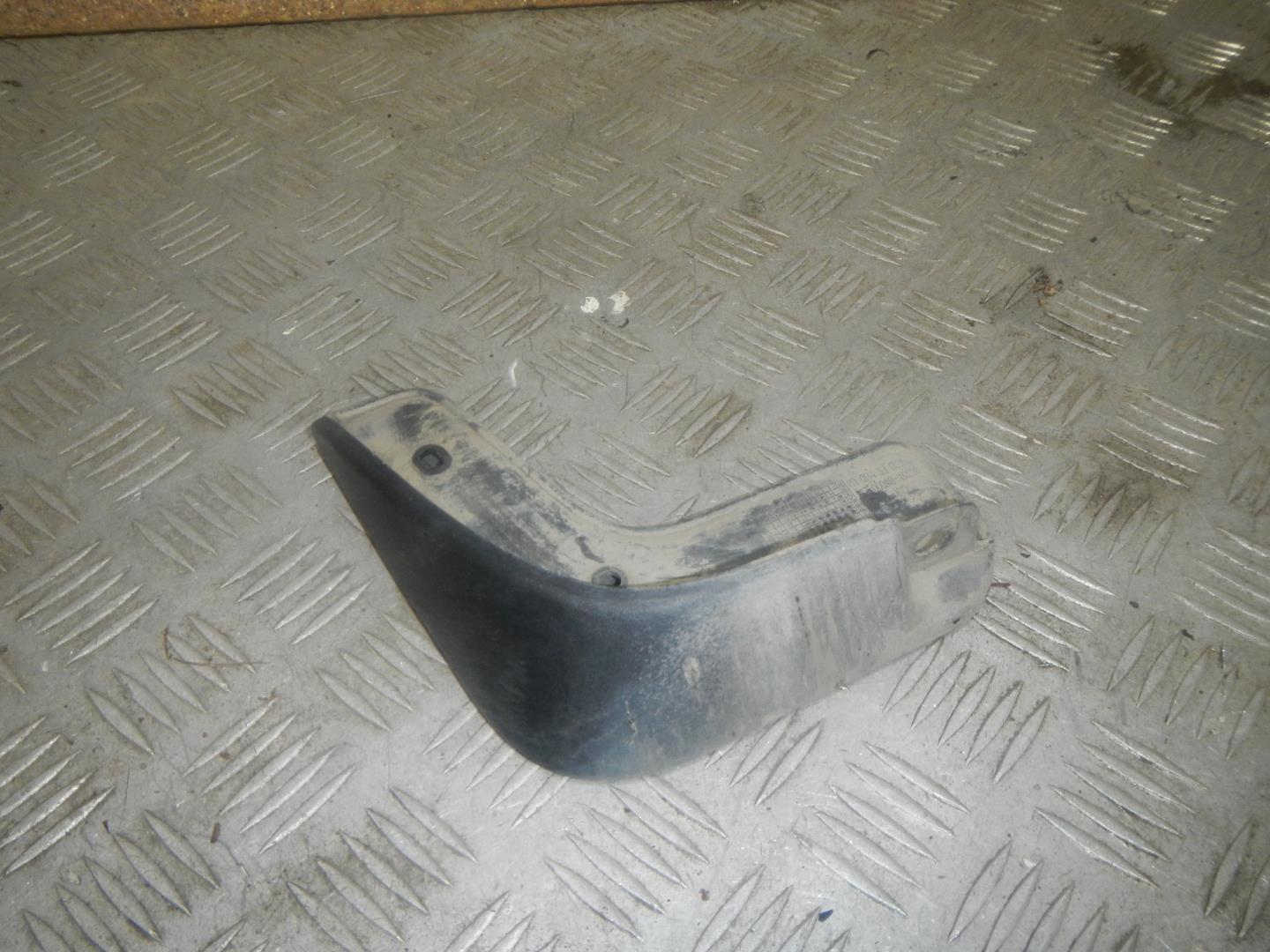 Брызговик передний левый