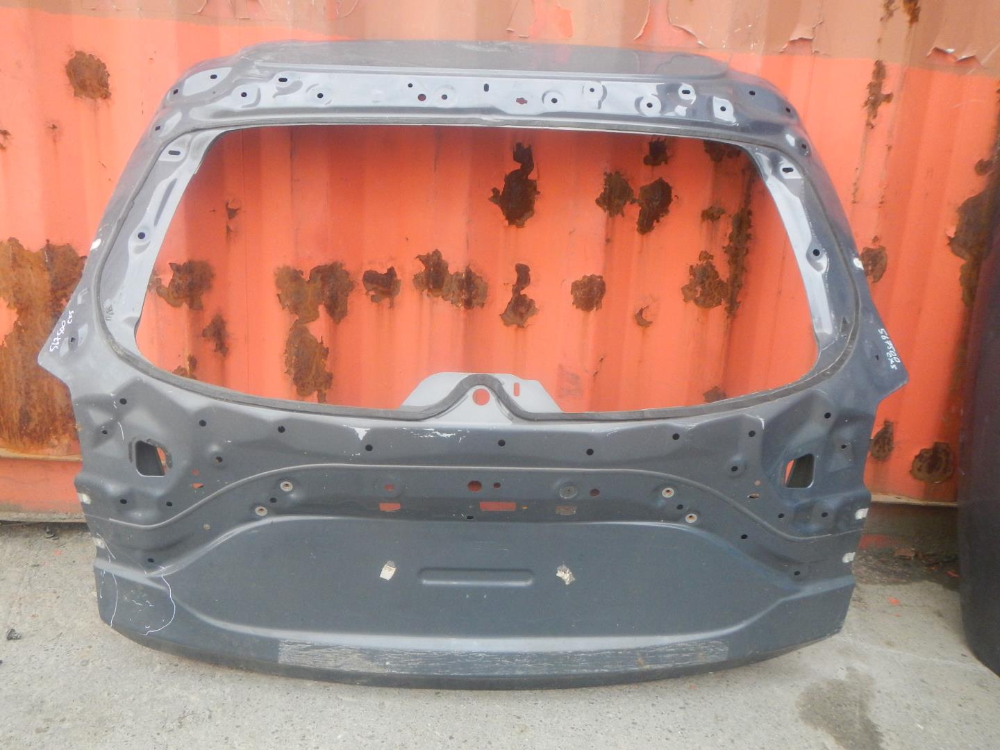 Дверь багажника