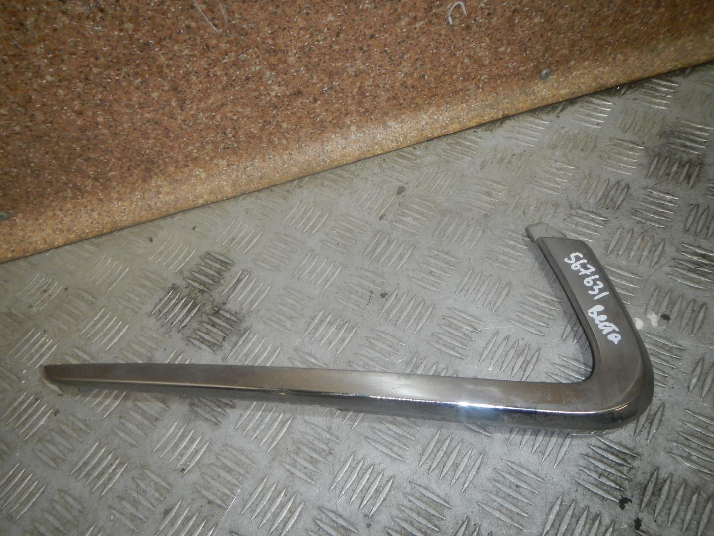 Молдинг переднего бампера левый