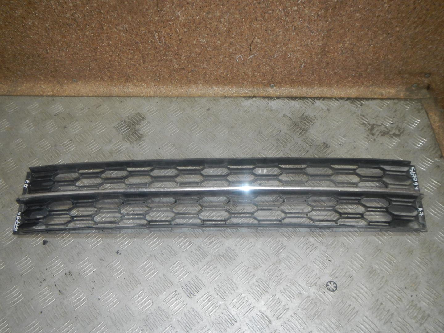 Решетка в бампер центральная