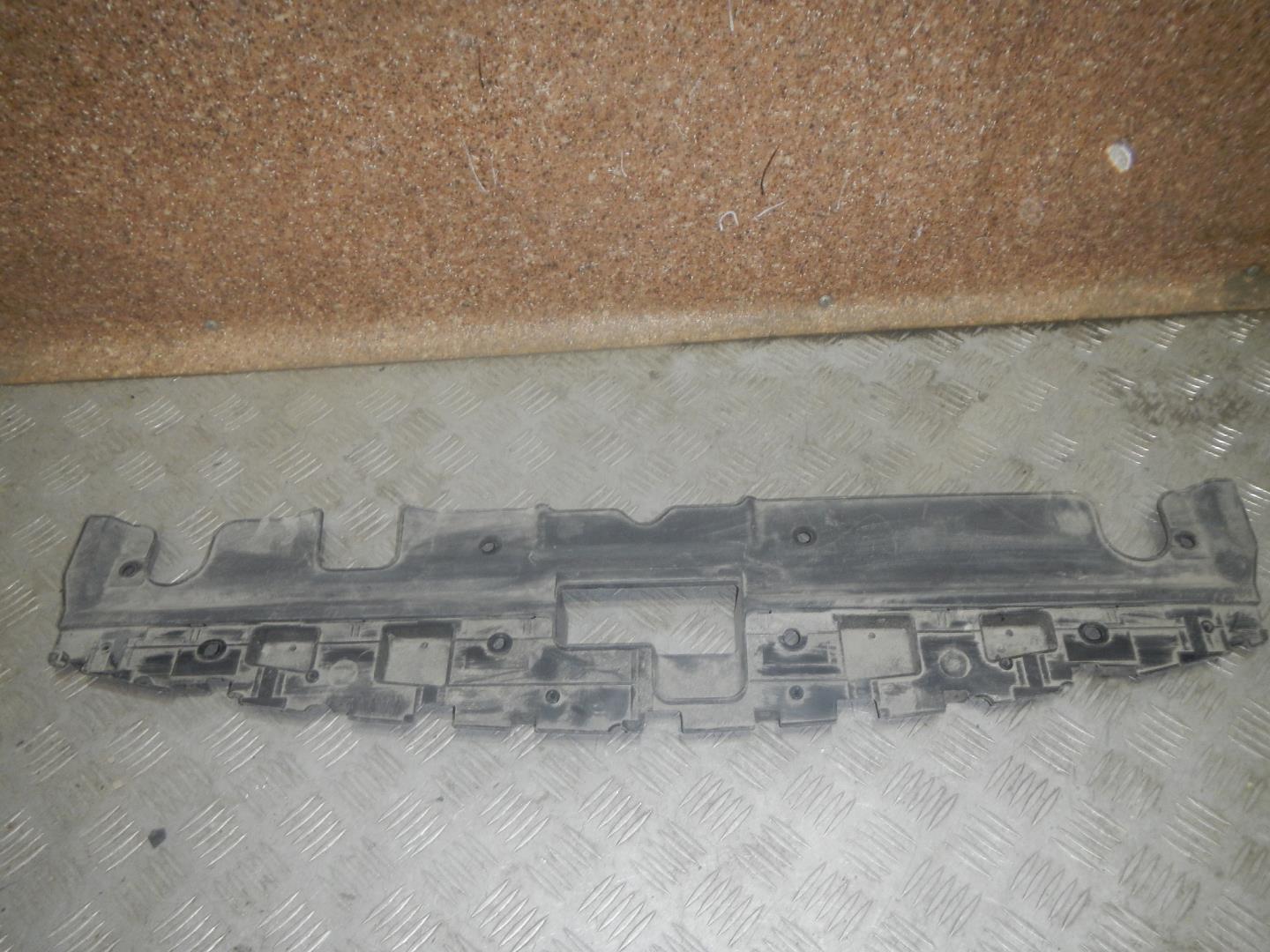 Кожух замка капота