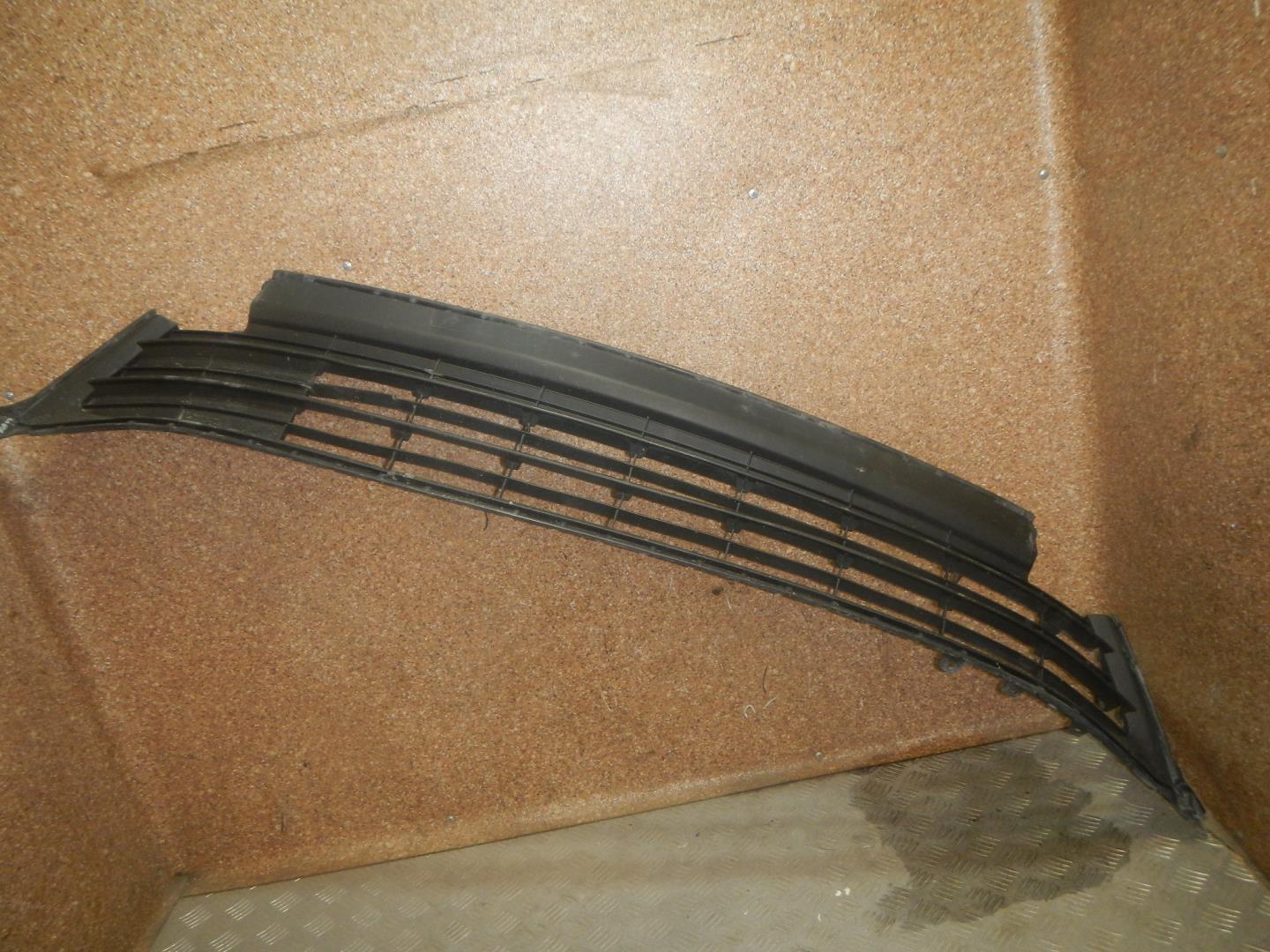 Решетка в бампер центральная