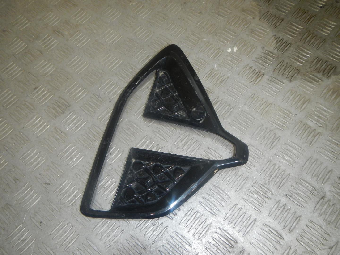 Рамка противотуманной фары левой