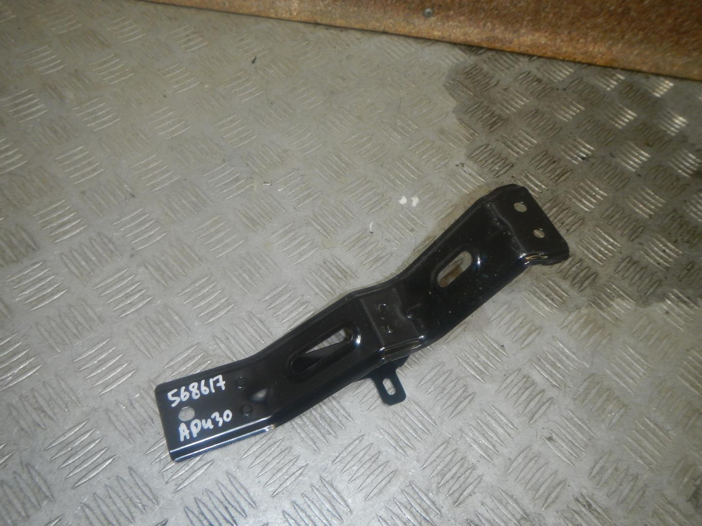 Кронштейн переднего бампера