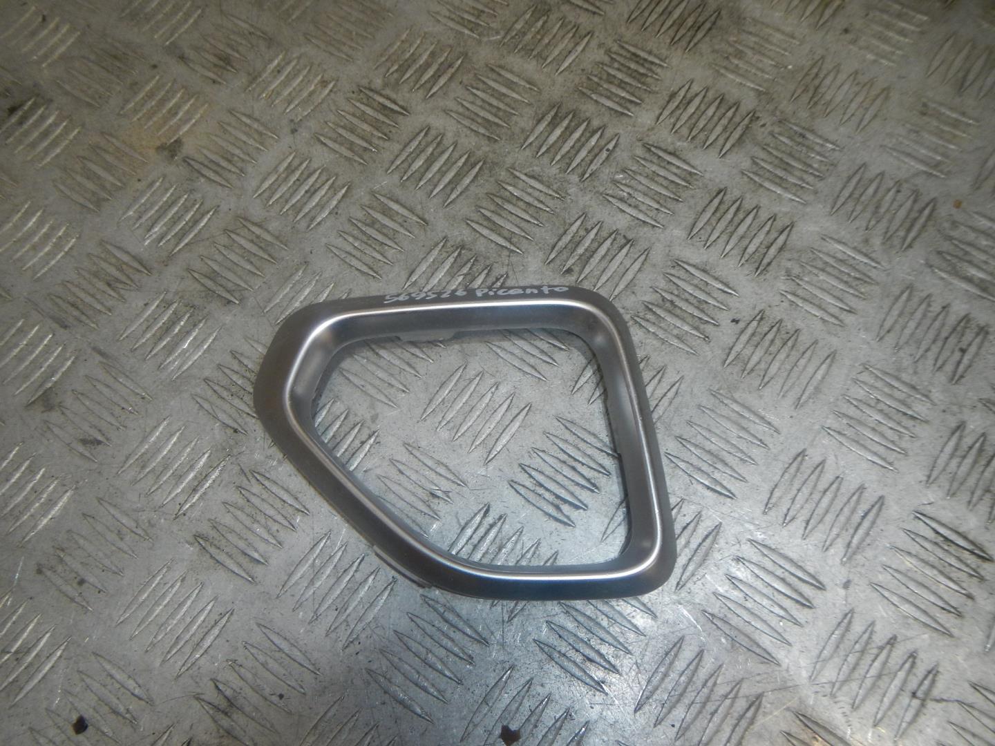 Рамка противотуманной фары правой