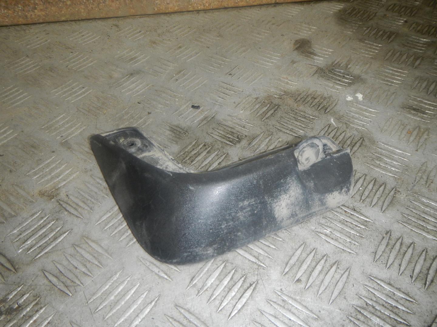 Брызговик задний левый