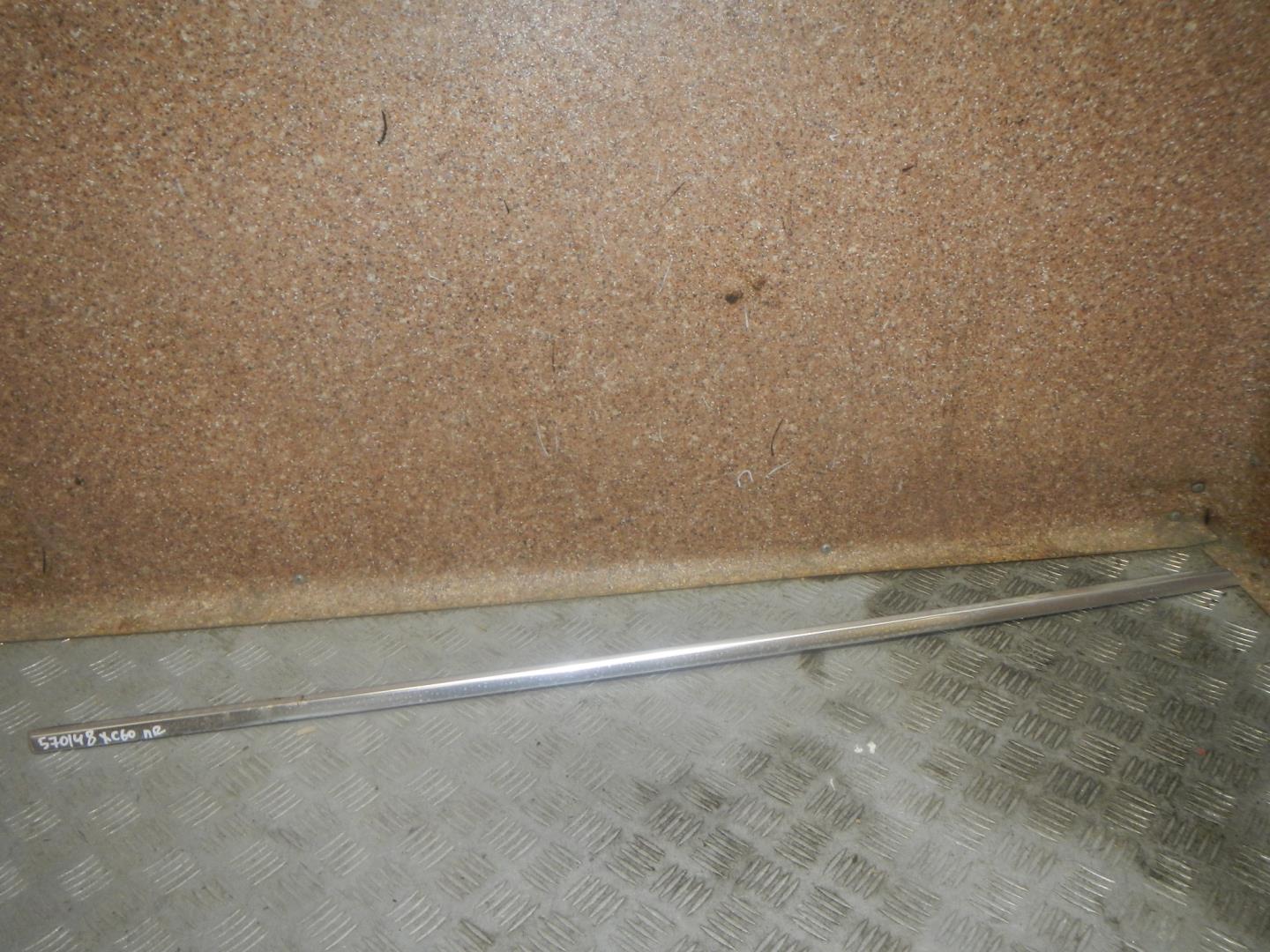 Накладка стекла переднего правого