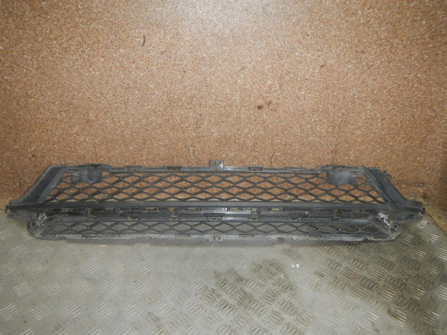 Решетка в бампер центральная