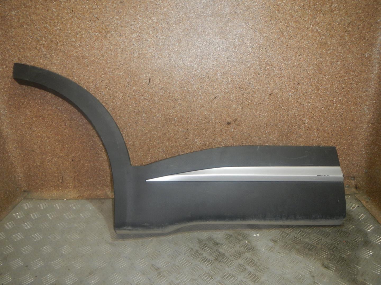Молдинг задней правой двери