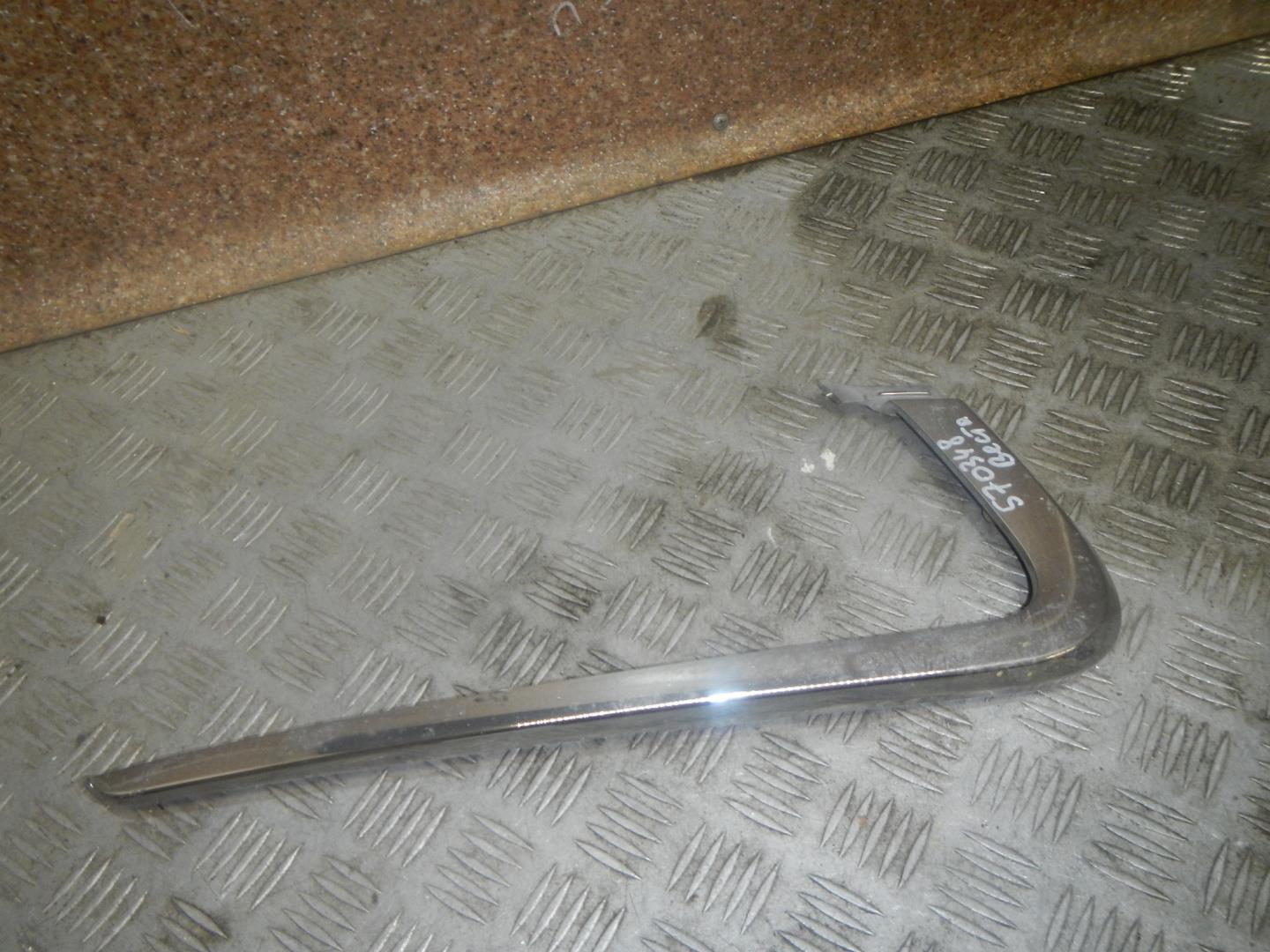 Молдинг переднего бампера левый