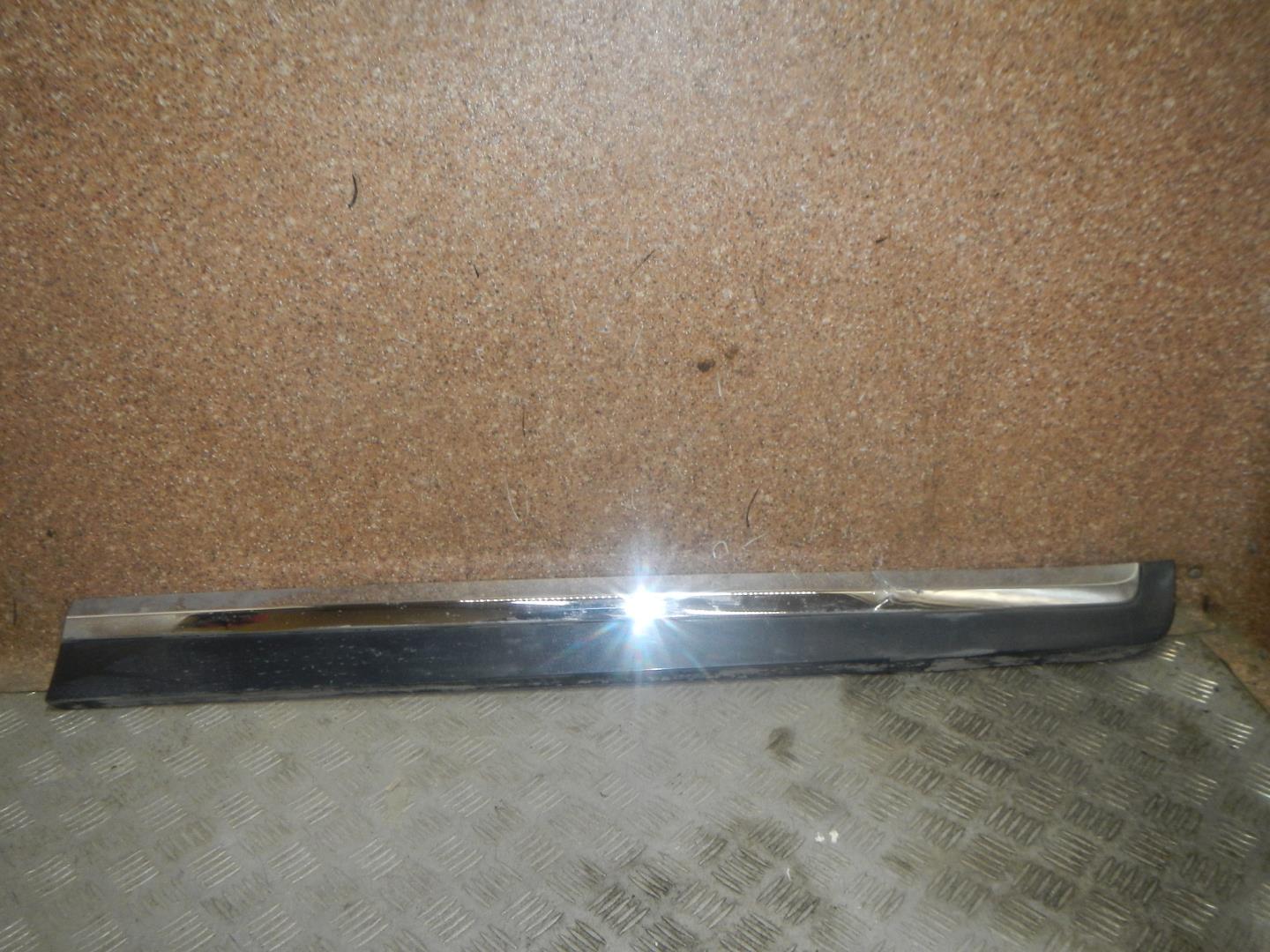 Молдинг передней правой двери