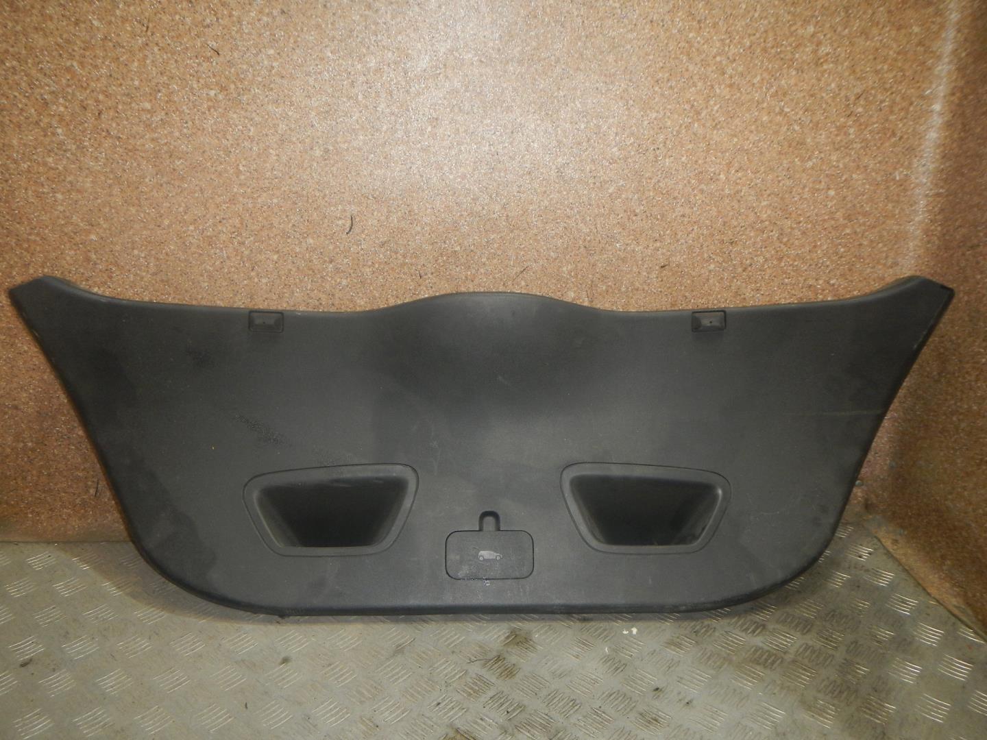 Обшивка двери багажника