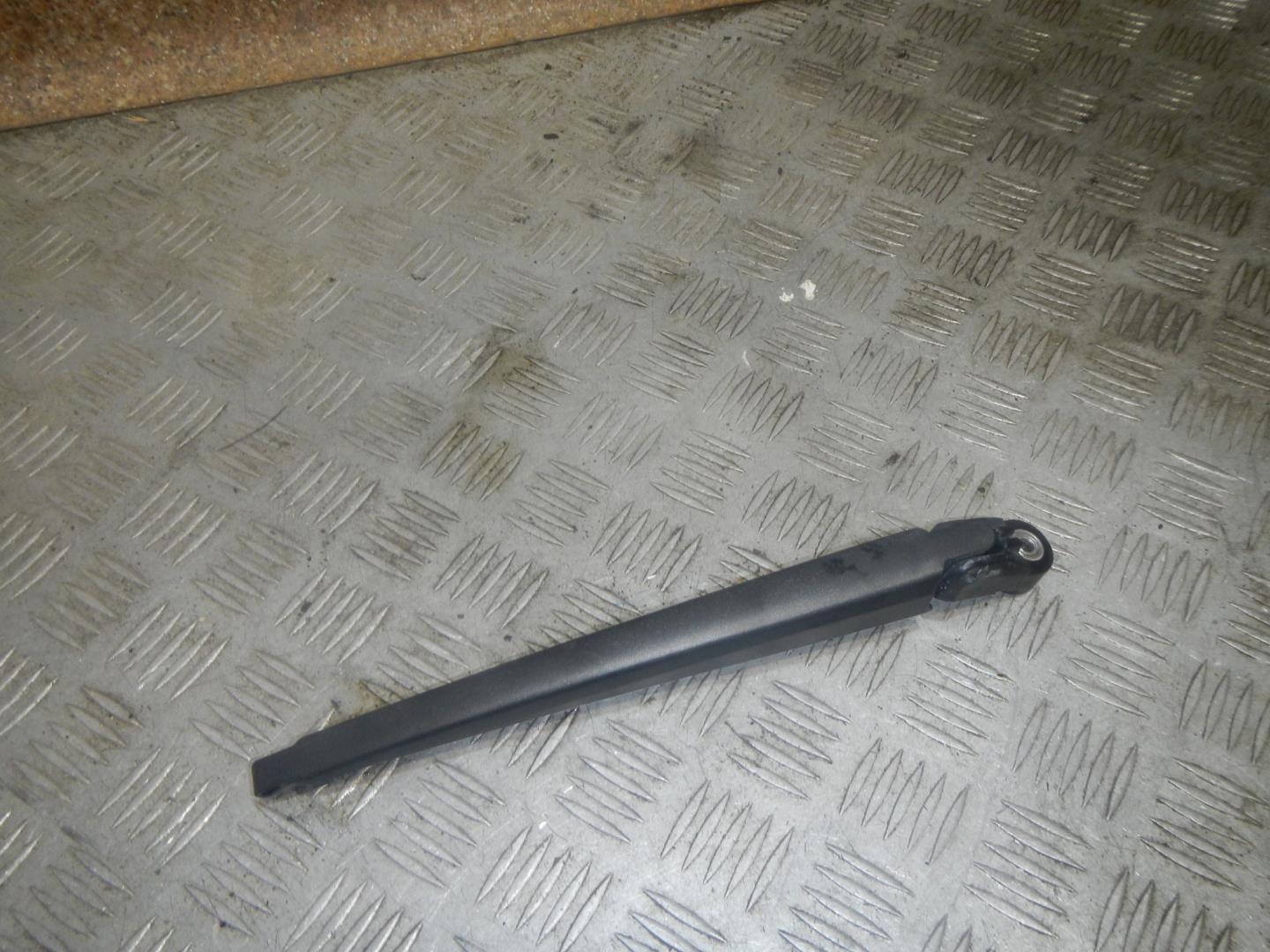 Поводок стеклоочистителя заднего