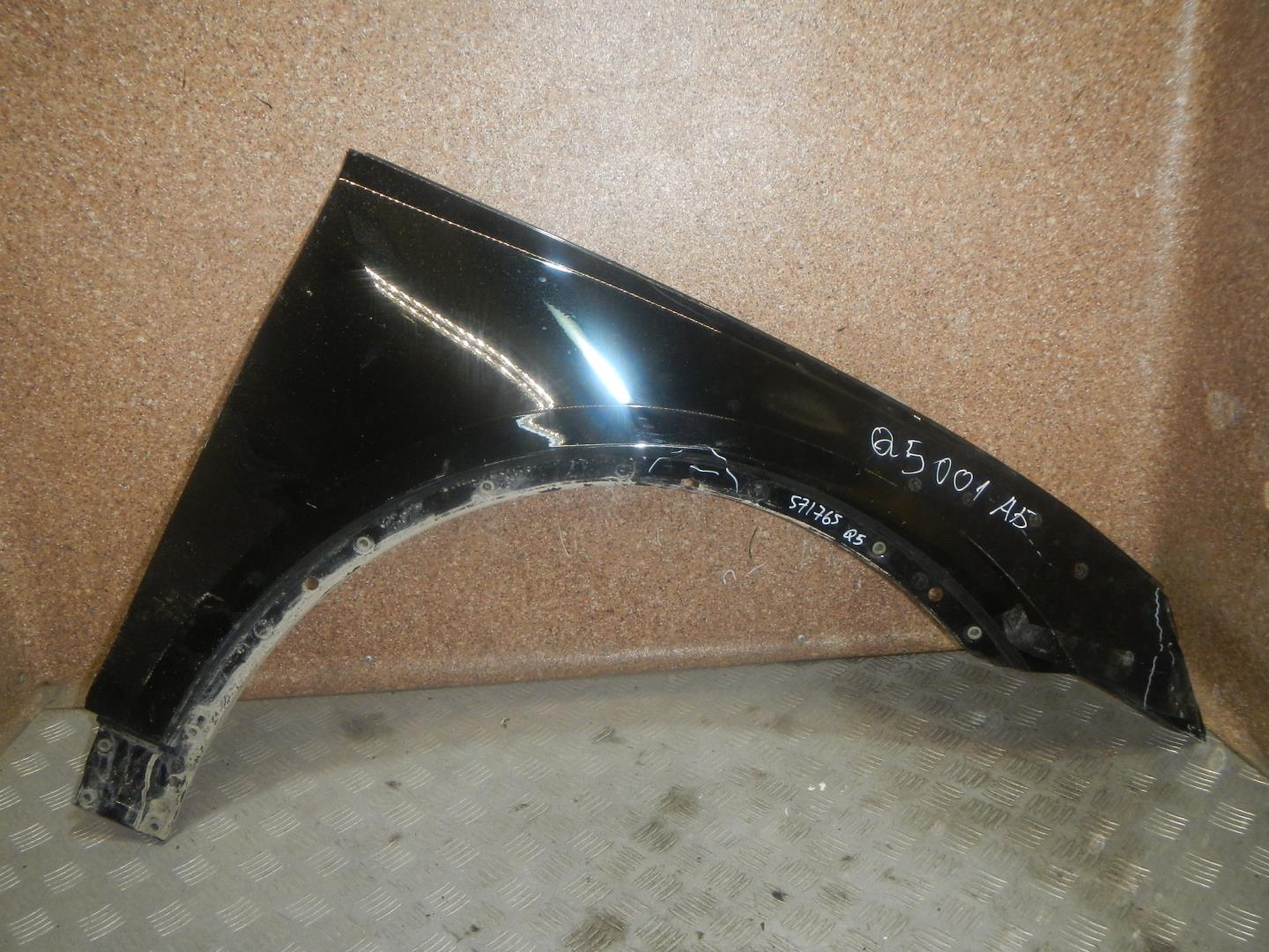 Крыло переднее правое