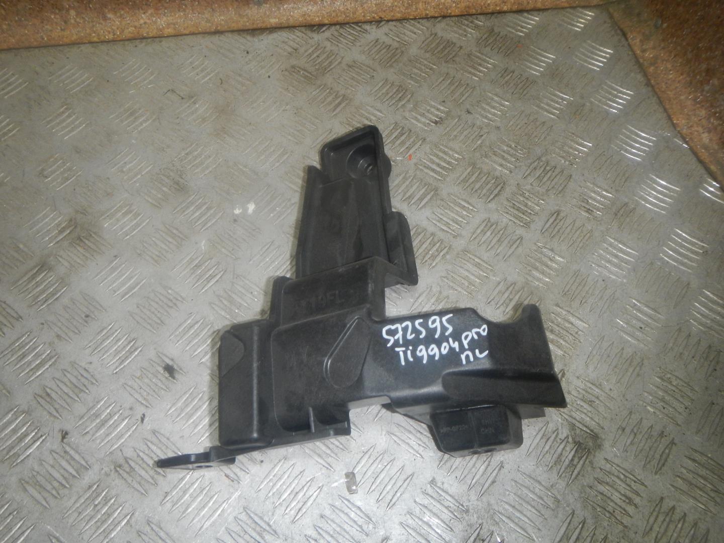 Кронштейн переднего бампера левый